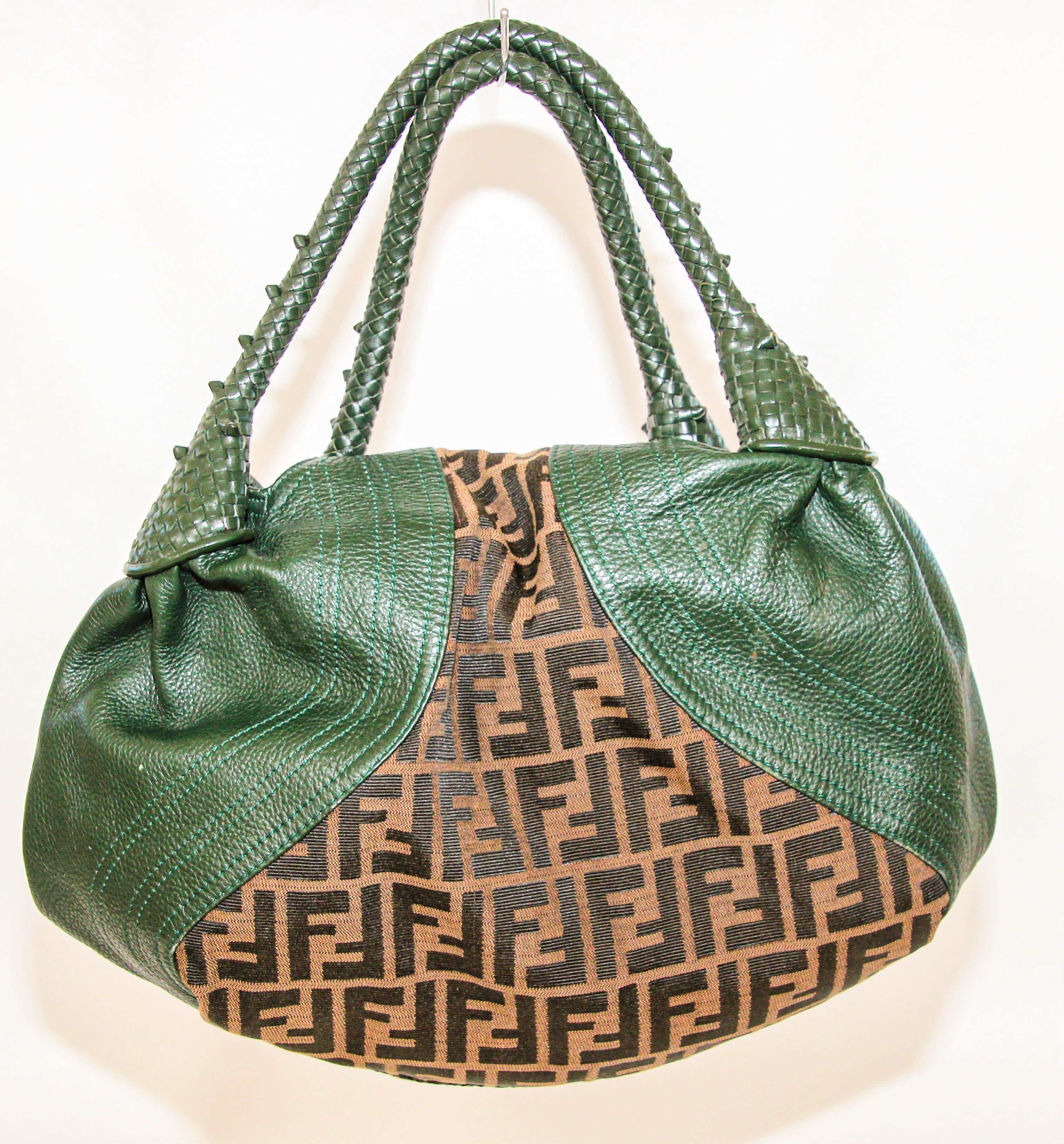 Grand sac d'espionnage en toile et cuir Zucca vert et marron de Fendi.
Le sac Fendi Spy est un sac féminin emblématique des années 1980-1990. 
Cuir vert vintage avec accents matériels dorés et tissu imprimé Fendi Zucca à l'extérieur et à