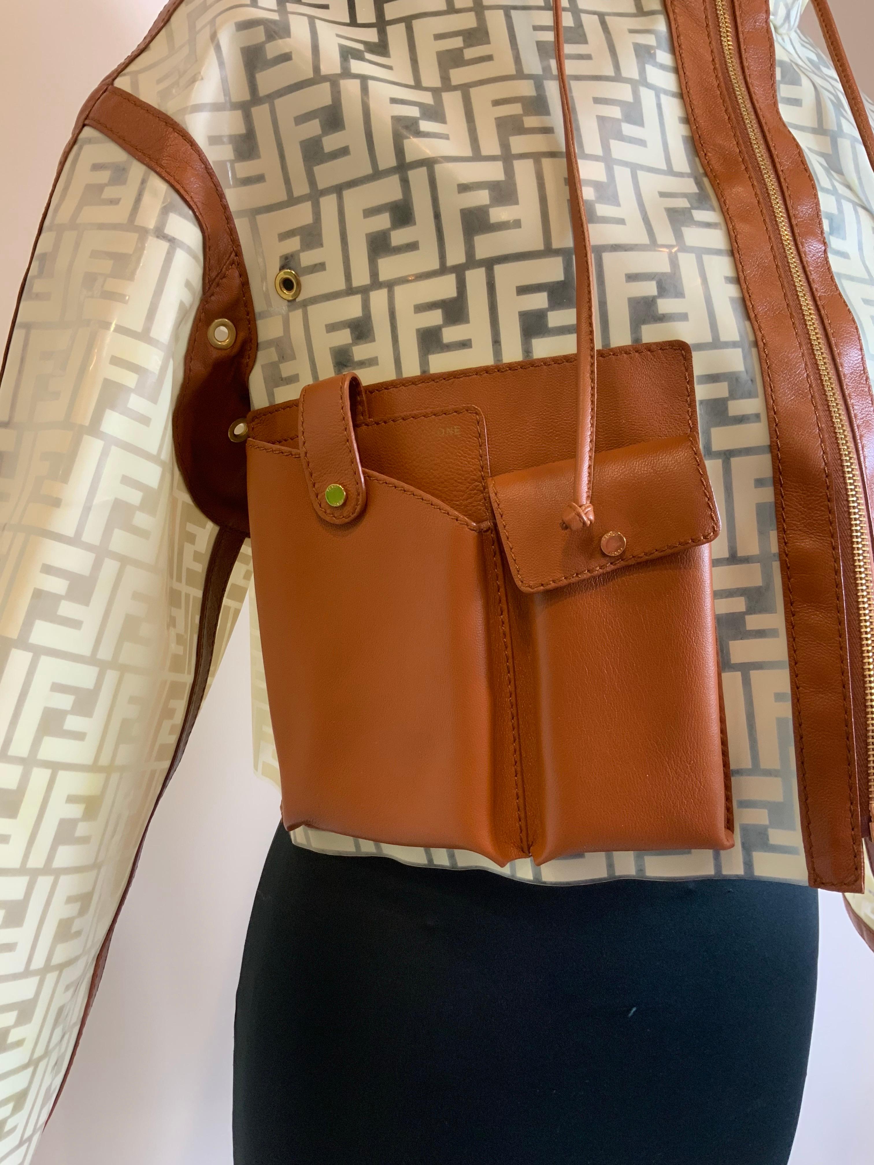 Fendi monogram crop raincoat.
SS 2019 collection.
Composition and size label missing.
We think it's PVC with leather details.
Fits an international S.
Shoulders (low) 54 cm
Bust 48 cm
Length 46 cm
Good general condition. As you can see from the