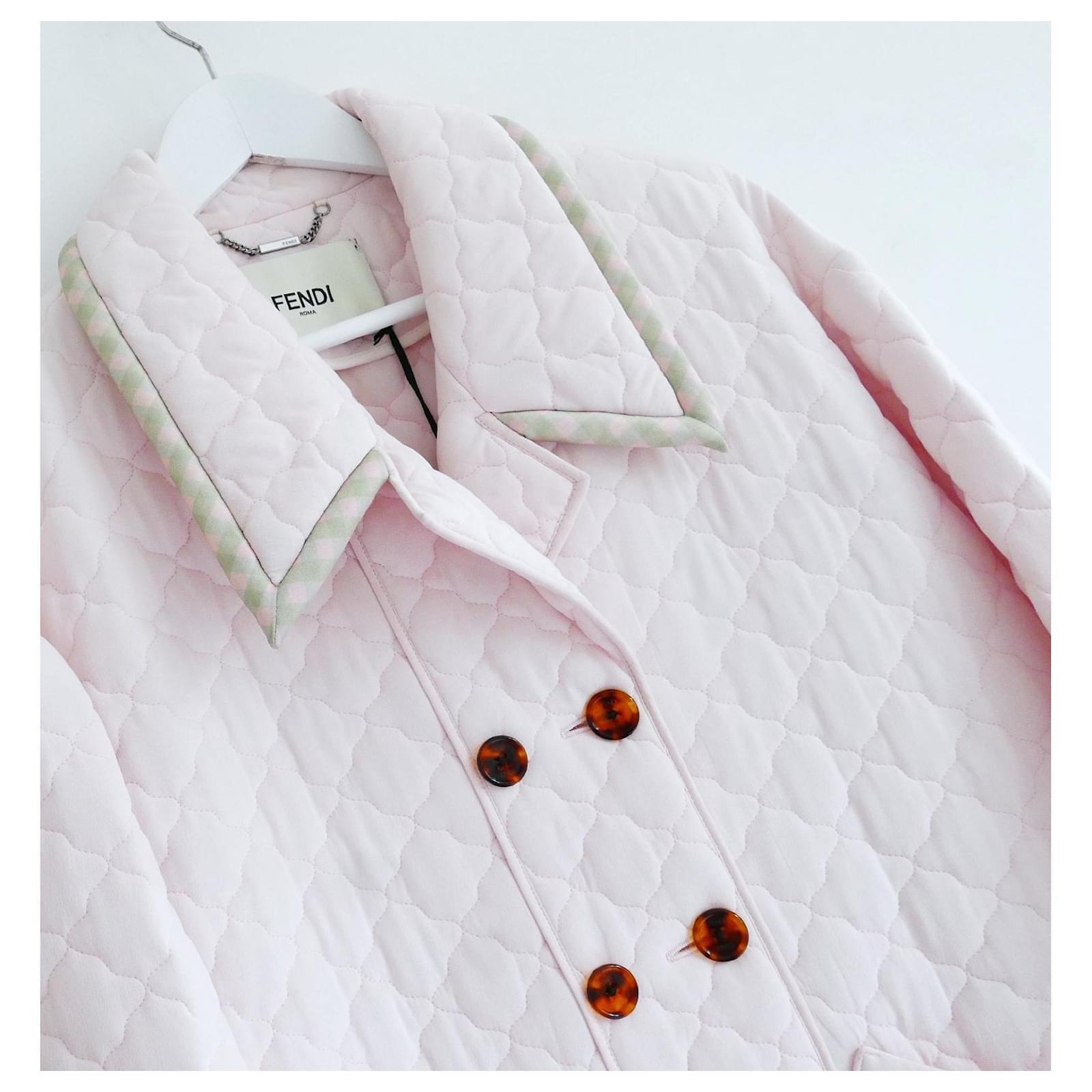 Giacca trapuntata Fendi assolutamente deliziosa. Questo modello fa parte del primo look della sfilata della SS20. È stato acquistato per 2650 sterline ed è nuovo con cartellini e bottoni di ricambio. Realizzato in leggero crepe de chine di seta