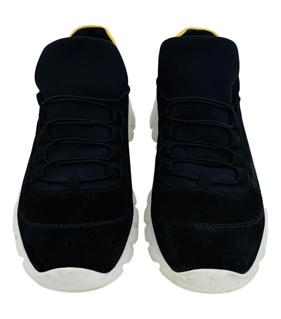 Fendi Suede Logo Sneakers

Black lace-up sneakers designed by Karl Lagerfeld, detailed with yellow heel counter with 'Fendi' embroidery.

Featuring oversized tongue, round toe and ridged rubber sole. Rrp £450

Size – 7.5

Condition – Good/Very Good