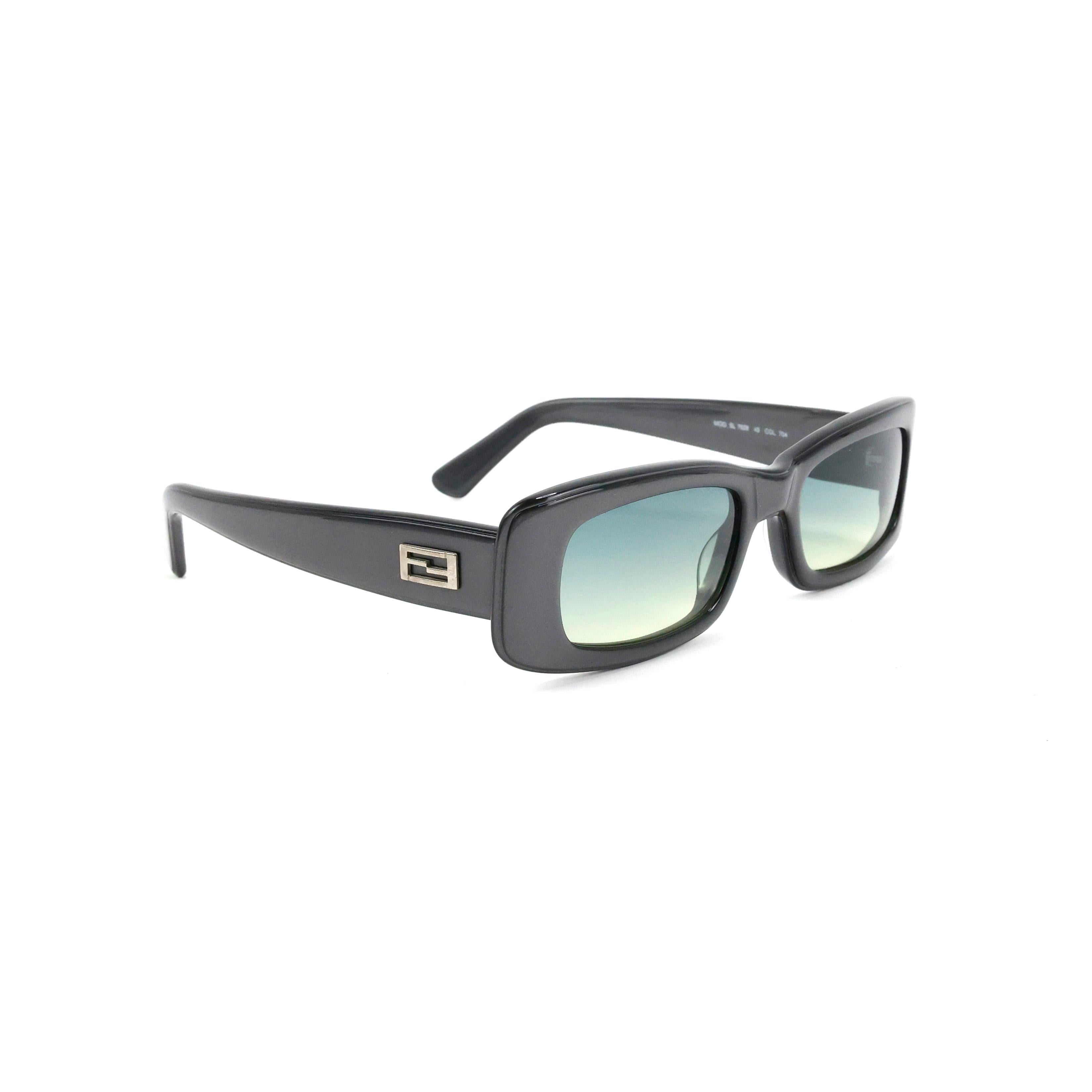 Fendi sunglasses color grey with light lens. 


Condition:
Really good. To note: slight scratches on lens, not noticeable when worn.
