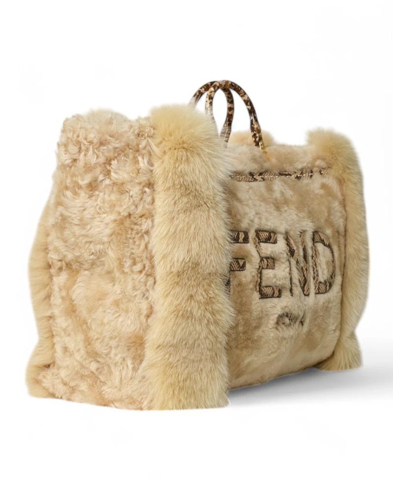 Fendi signature bag, model Sunshine in size Maxi Large, made of beige fur with python leather trim with gold hardware. It has no closure, internally lined with beige suede fabric, the bag is very roomy. Equipped with a double plexiglass handle with
