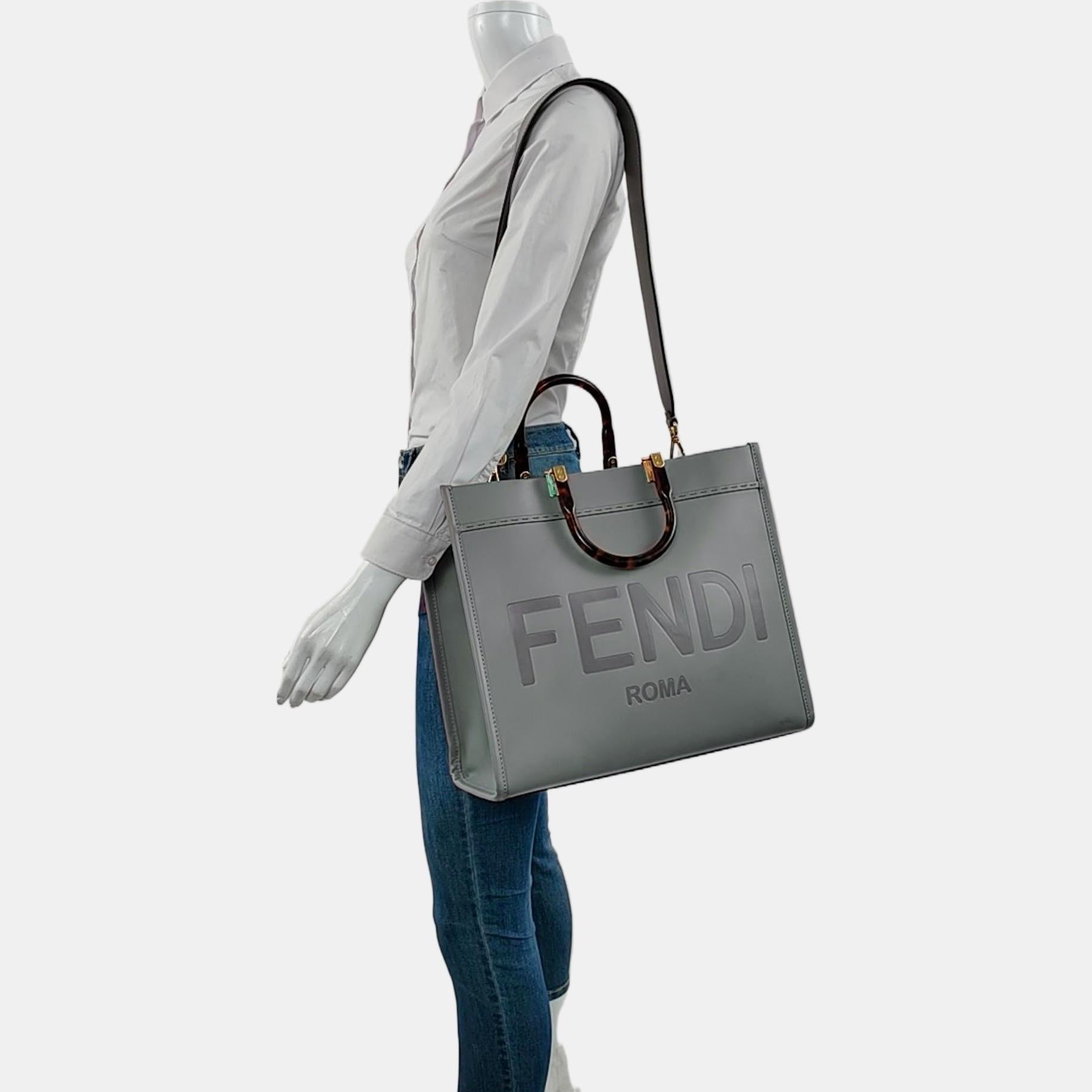 Fendi Sunshine Tote Medium Greyish Blue Top Handle Bag with Strap
Il s'agit de photos professionnelles du sac offert par Luxbags.
ÉTAT : EXCELLENT
Légères rayures sur le cuir. Les coins et les bords sont frottés. Taches légères. 
DÉTAILS

Fendi
Sac