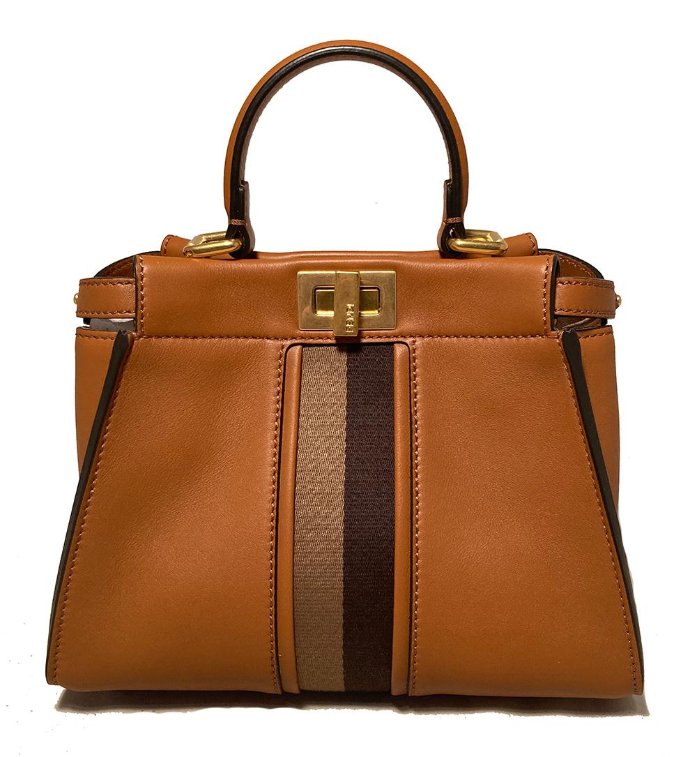NWOT Fendi Tan Leder Canvas Stripe Peekaboo Mini. Hellbraunes Leder mit goldenen Beschlägen und schwarzem und hellbraunem Canvas-Streifen. Abnehmbarer Schulterriemen aus Segeltuch mit schwarzen und hellbraunen Streifen, Verpackung, Schutzhülle,