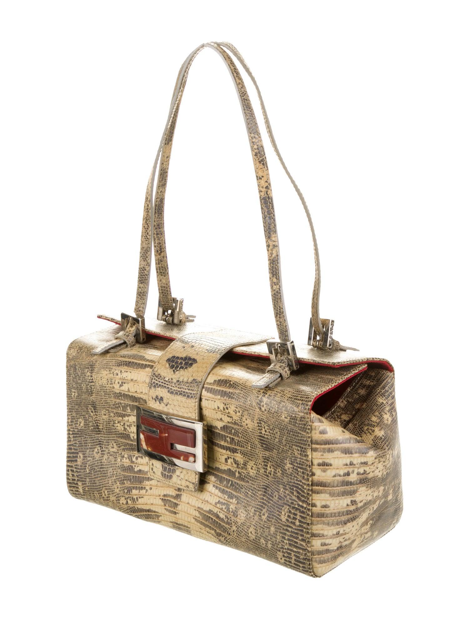 Lizard
Silver tone hardware
Satin lining
Magnetic closure
Made in Italy
Adjustable shoulder strap 7