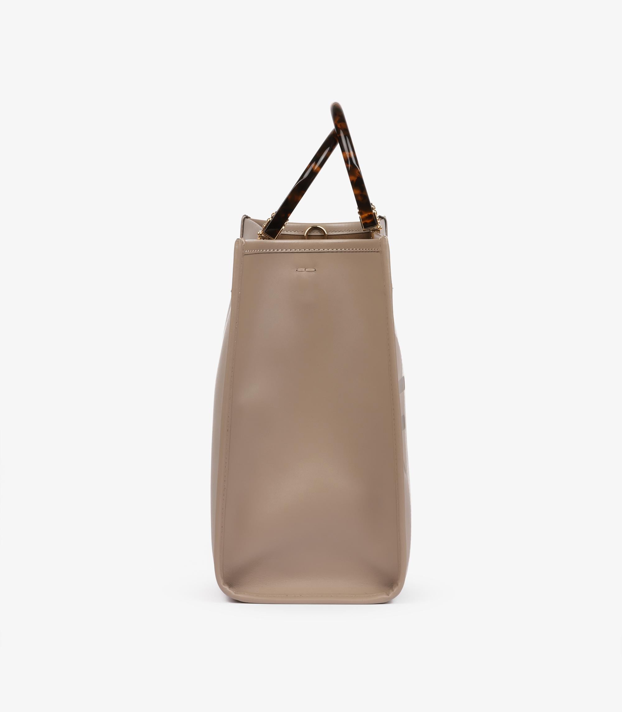 Bolso mediano Sunshine de piel de becerro repujada color topo de Fendi en Excelente estado para la venta en Bishop's Stortford, Hertfordshire