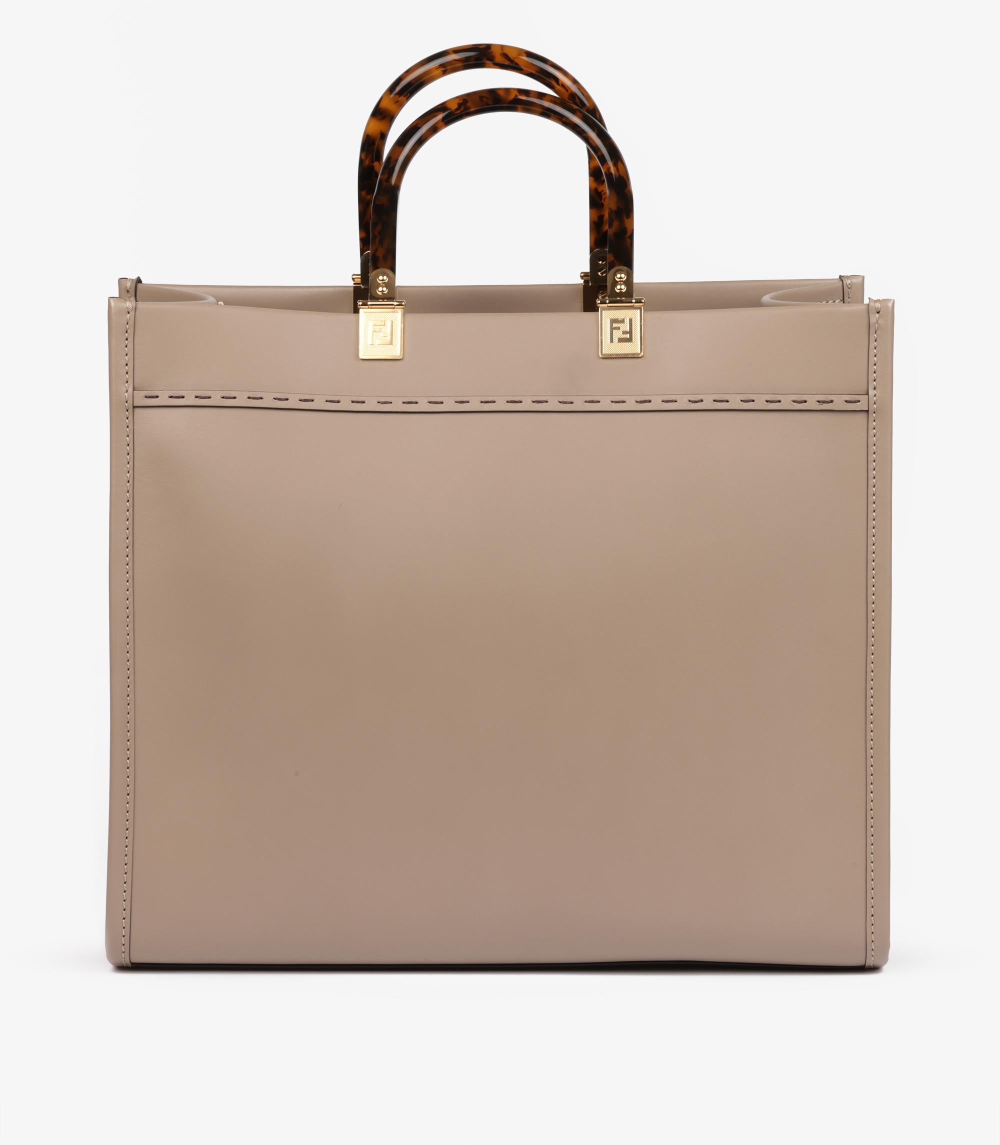 Femenino o masculino Bolso mediano Sunshine de piel de becerro repujada color topo de Fendi en venta