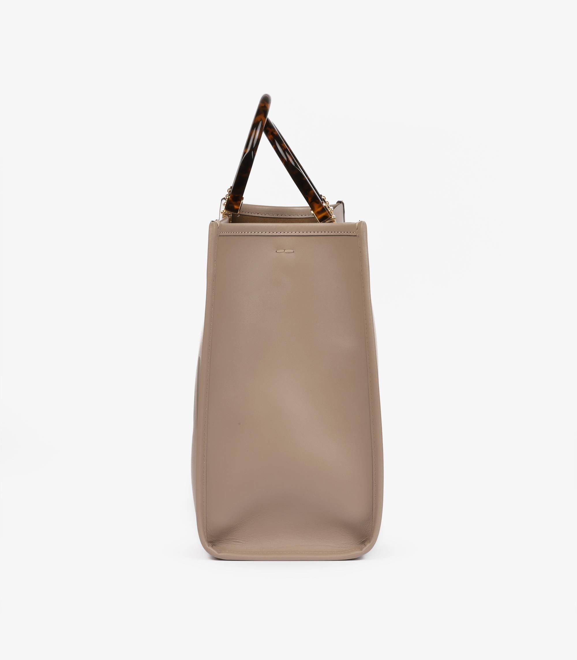 Bolso mediano Sunshine de piel de becerro repujada color topo de Fendi en venta 1