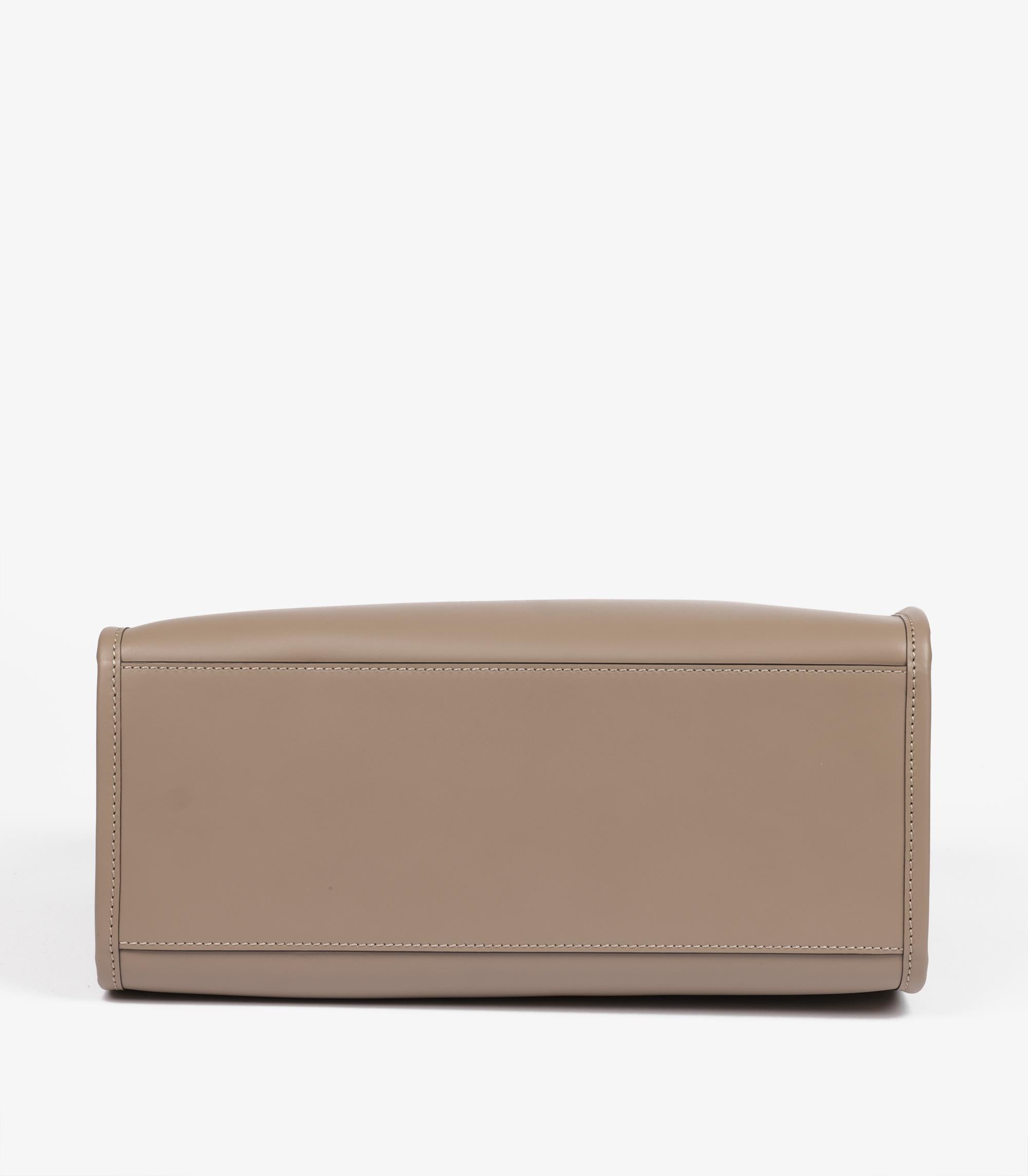 Bolso mediano Sunshine de piel de becerro repujada color topo de Fendi en venta 2
