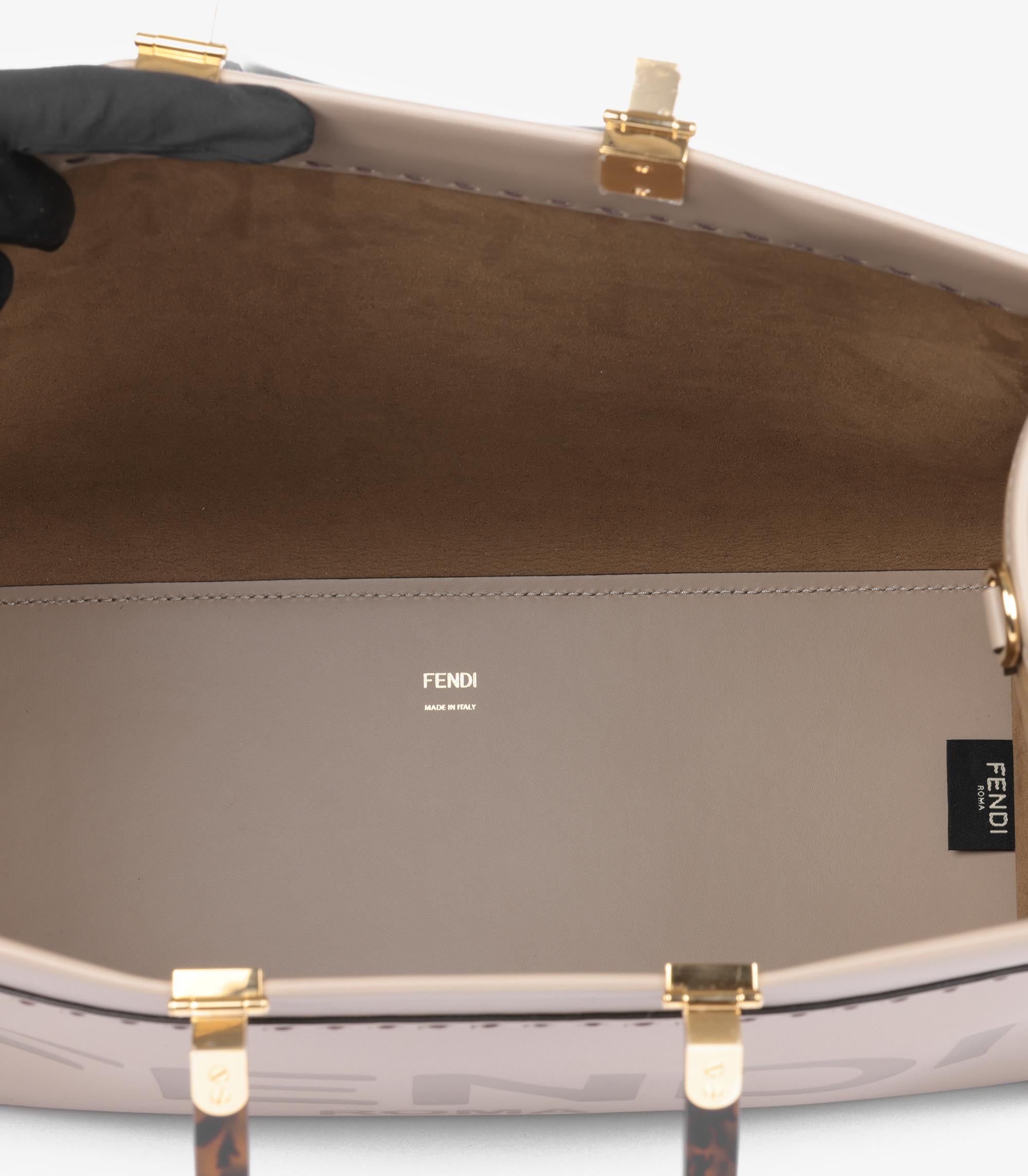 Bolso mediano Sunshine de piel de becerro repujada color topo de Fendi en venta 3