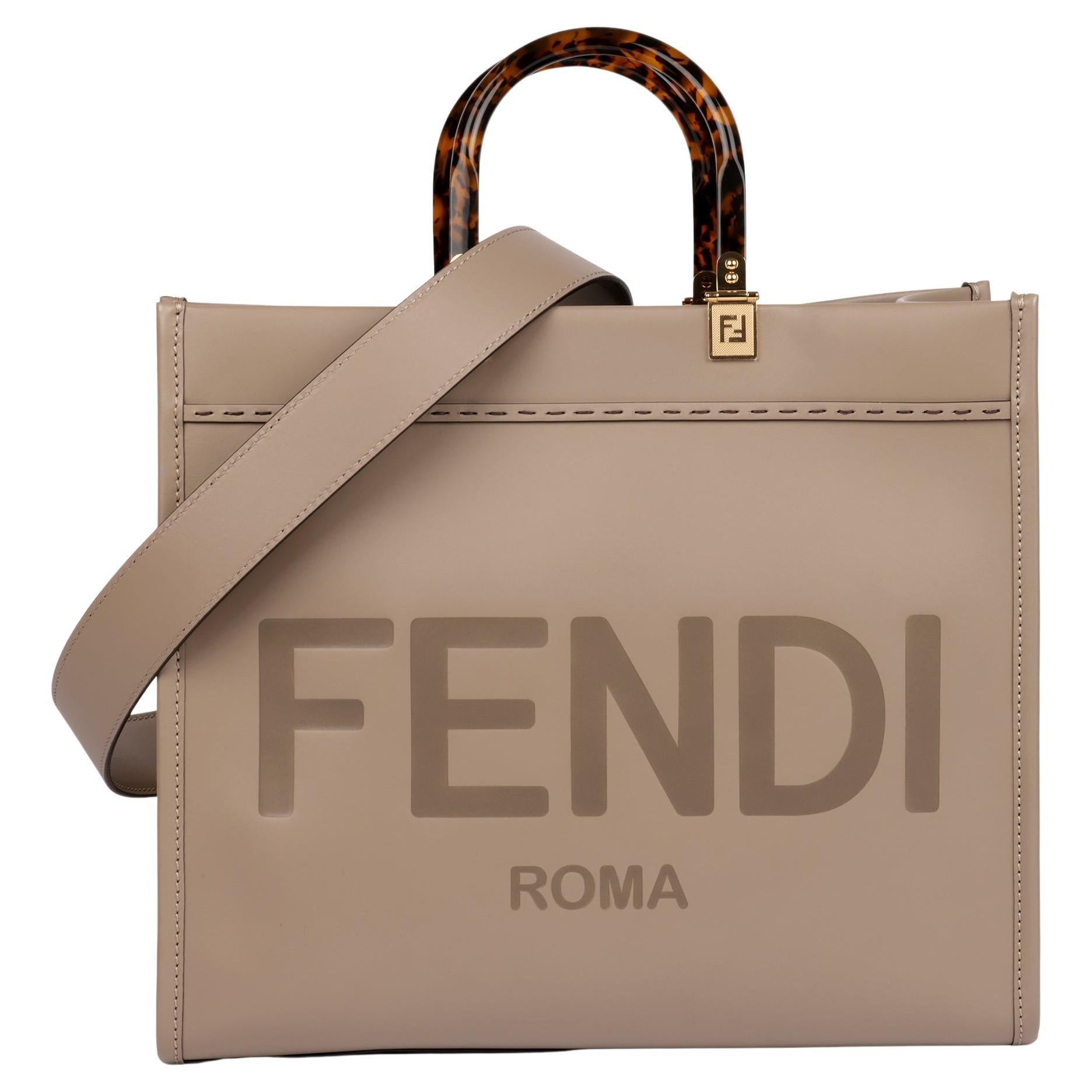 Bolso mediano Sunshine de piel de becerro repujada color topo de Fendi en venta