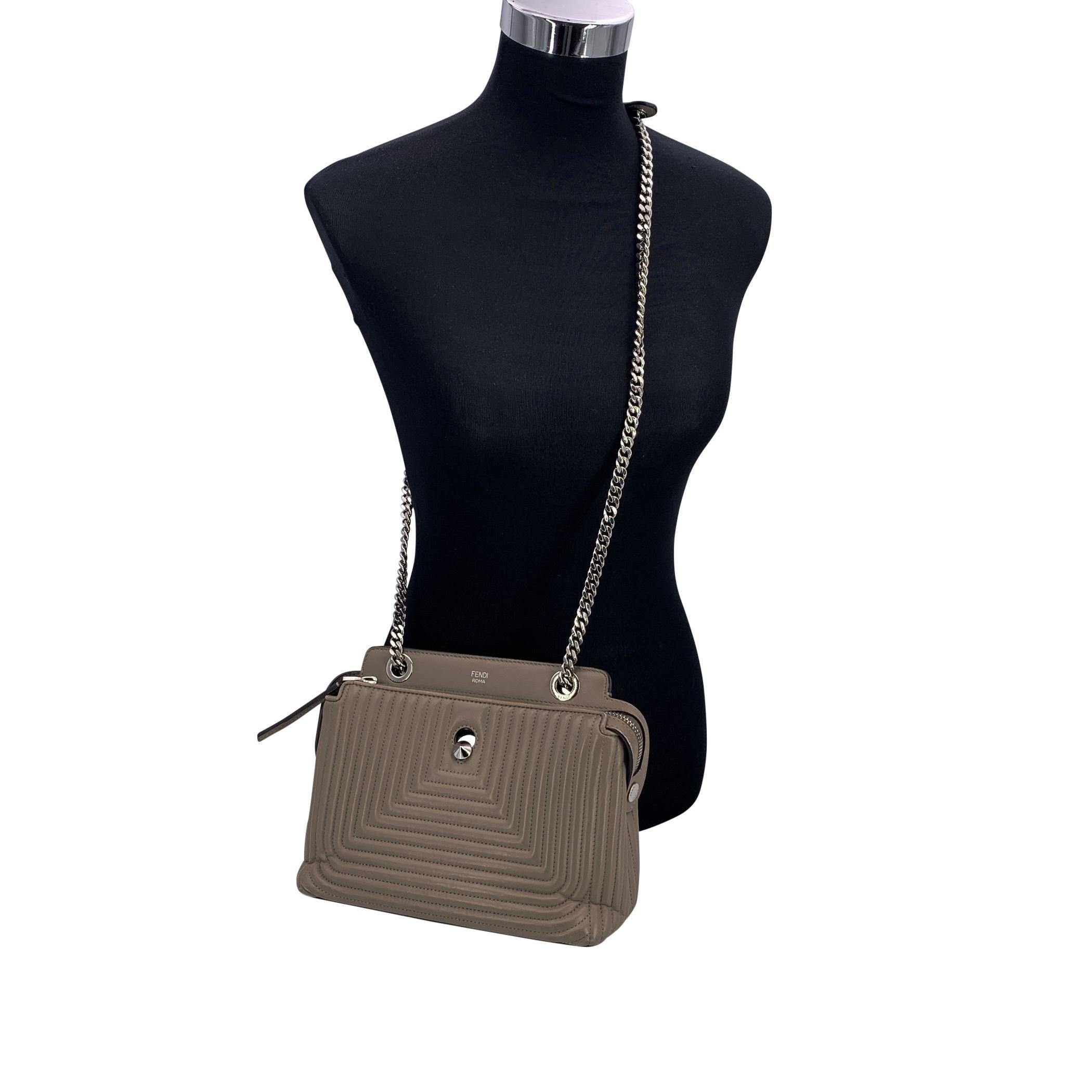 Le sac à bandoulière Fendi Dotcom Click, un modèle sophistiqué et contemporain qui reflète l'élégance moderne de la marque. Il présente un design en cuir matelassé avec des surpiqûres formant un motif géométrique, ce qui lui confère à la fois