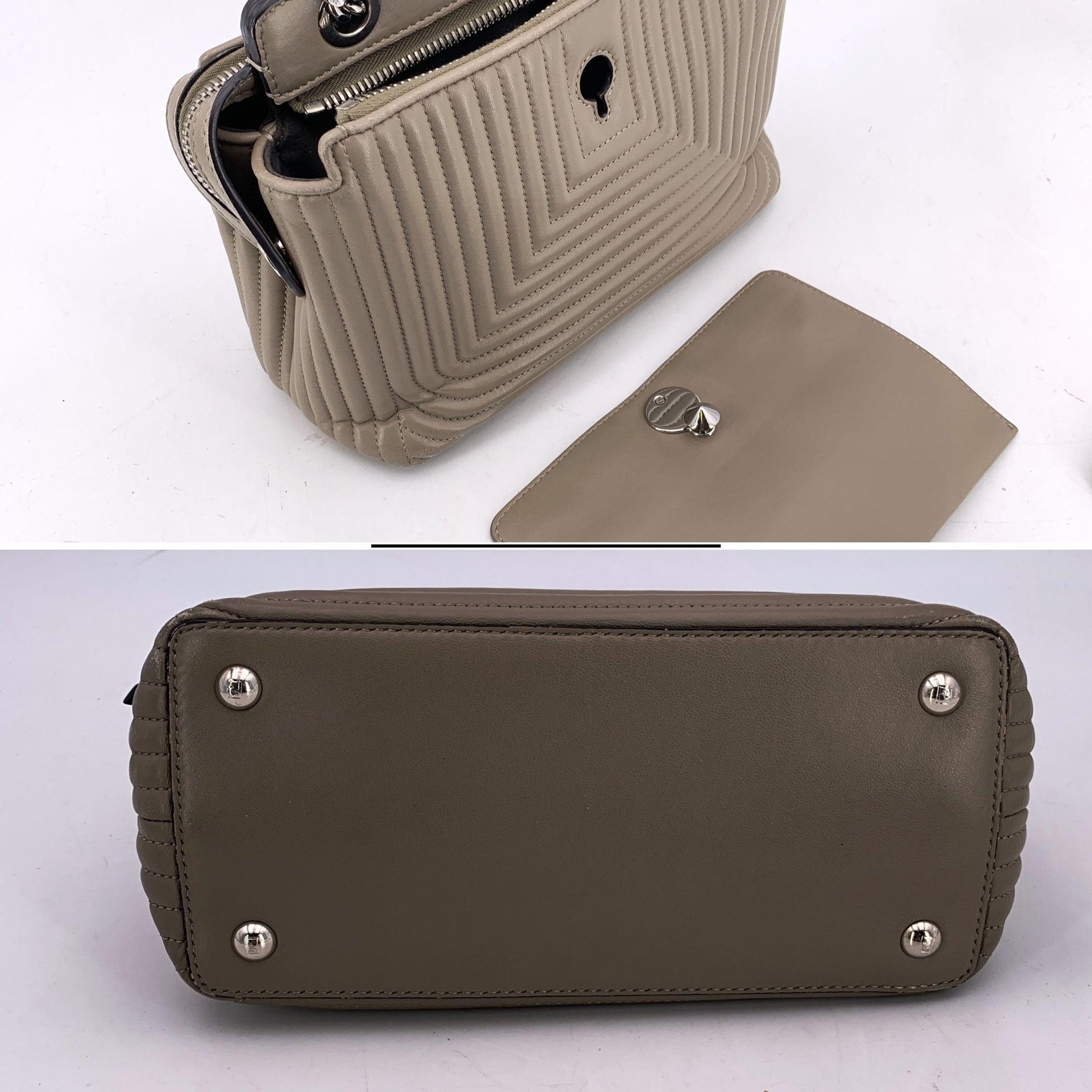 Fendi Sac à bandoulière DotCom Click en cuir matelassé taupe Pour femmes en vente