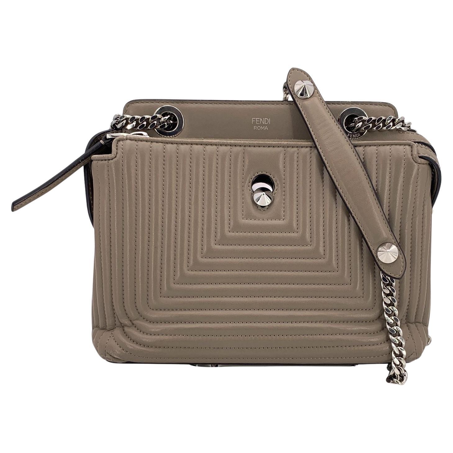 Fendi Sac à bandoulière DotCom Click en cuir matelassé taupe en vente