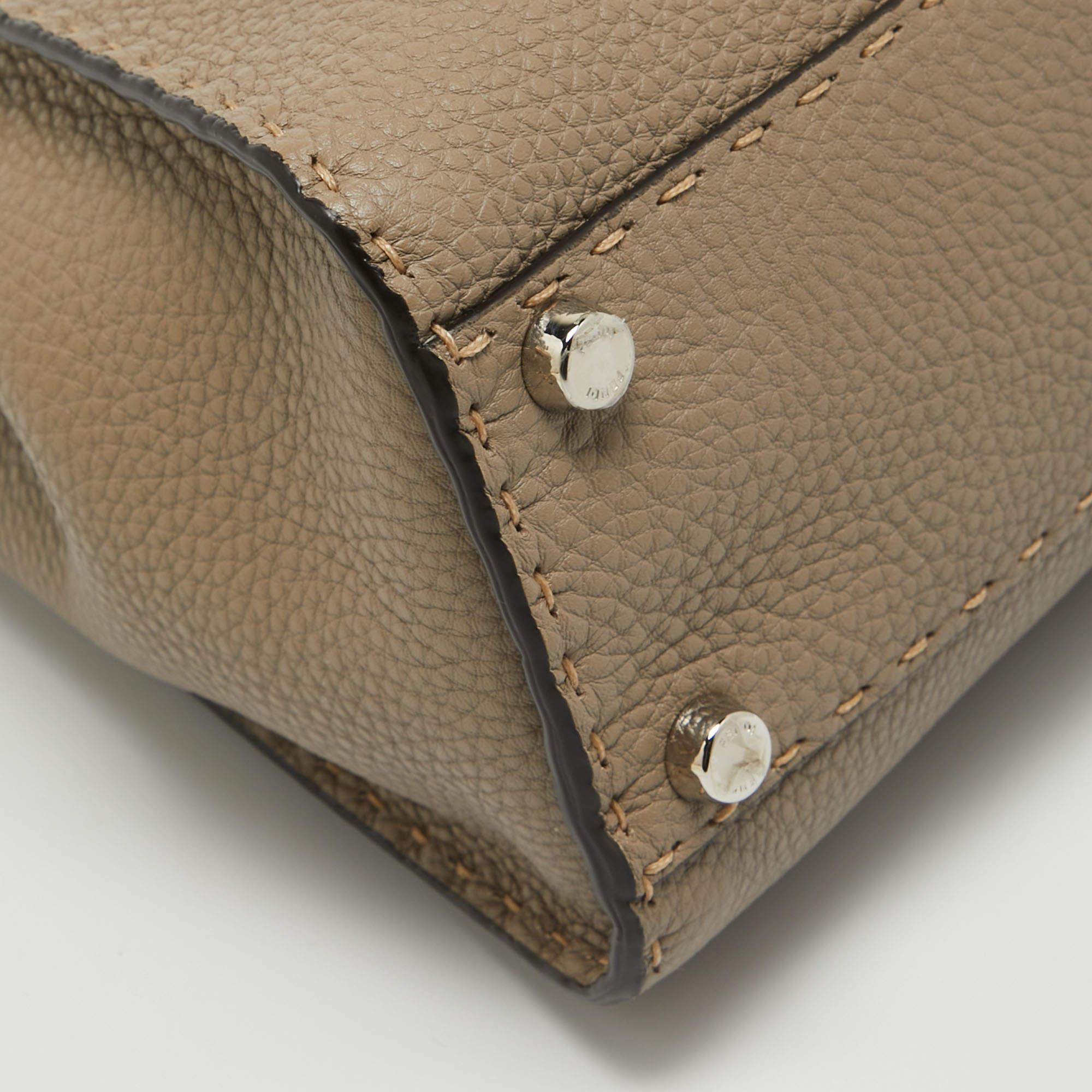 Fendi Selleria Medium Iconic Peekaboo Top Handle Bag aus Leder in Taupe Medium im Angebot 6