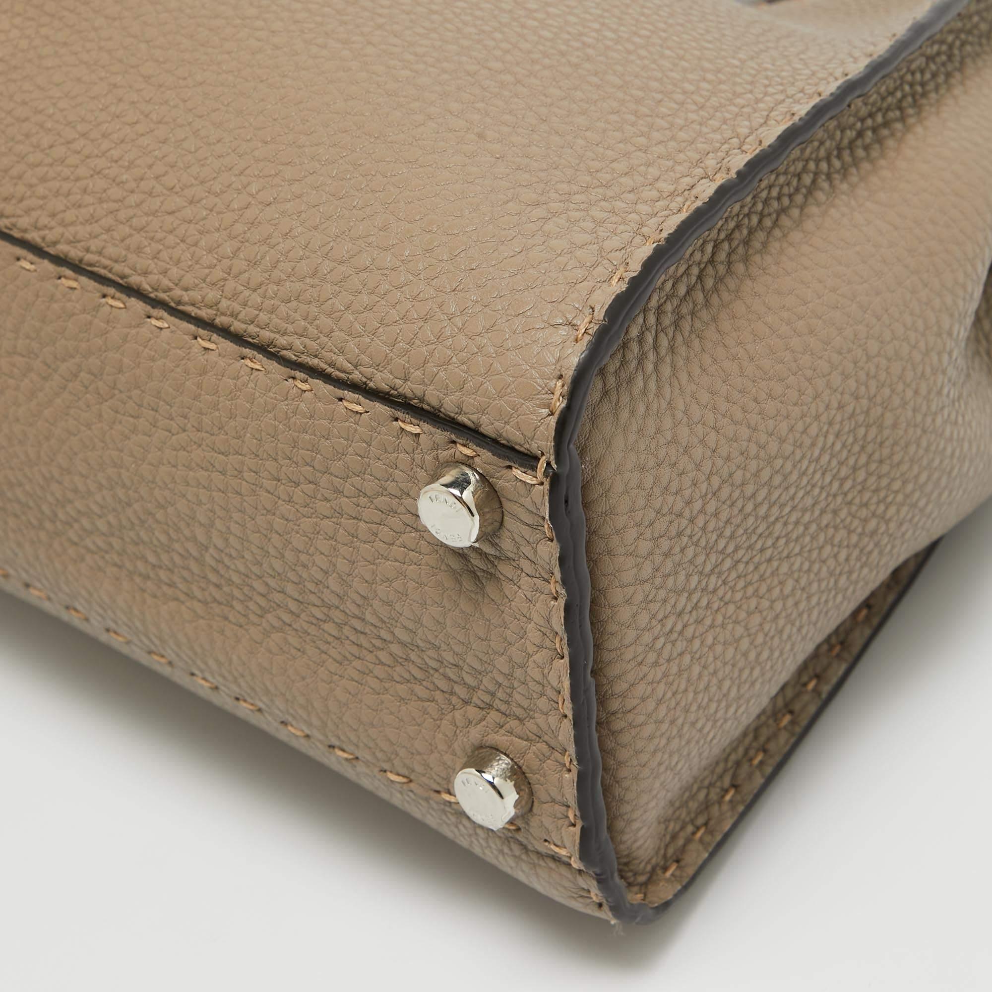 Fendi Selleria Medium Iconic Peekaboo Top Handle Bag aus Leder in Taupe Medium im Angebot 7