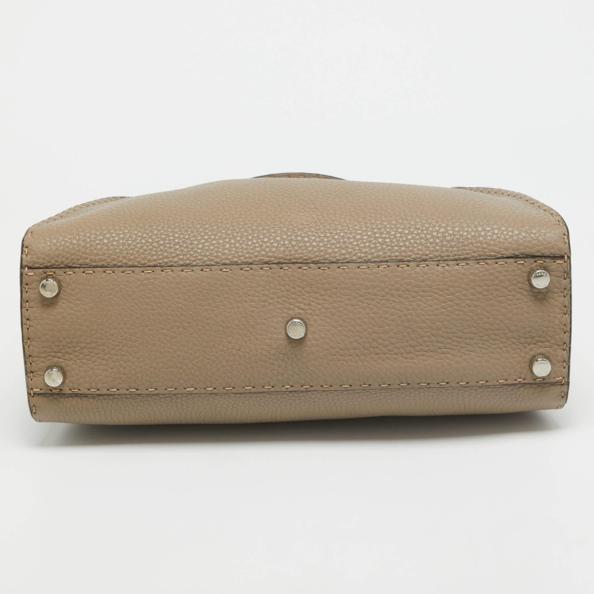 Fendi Selleria Medium Iconic Peekaboo Top Handle Bag aus Leder in Taupe Medium im Angebot 1
