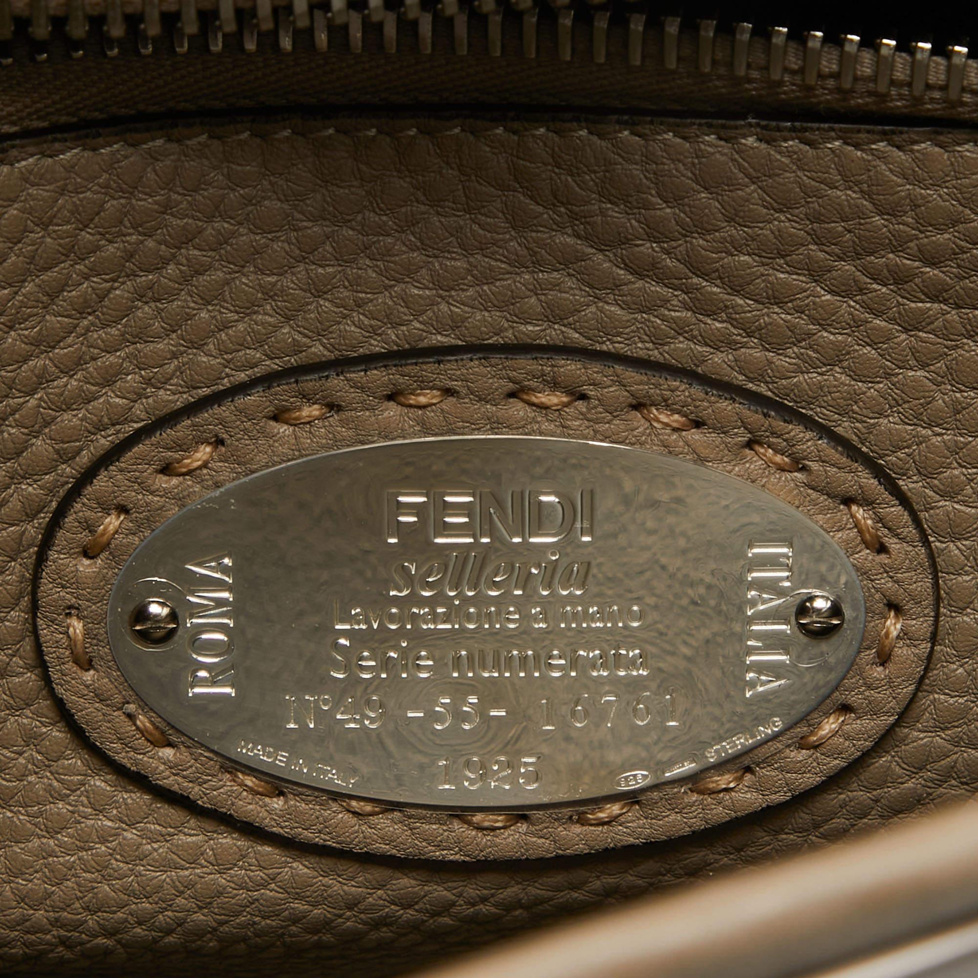 Fendi Selleria Medium Iconic Peekaboo Top Handle Bag aus Leder in Taupe Medium im Angebot 3