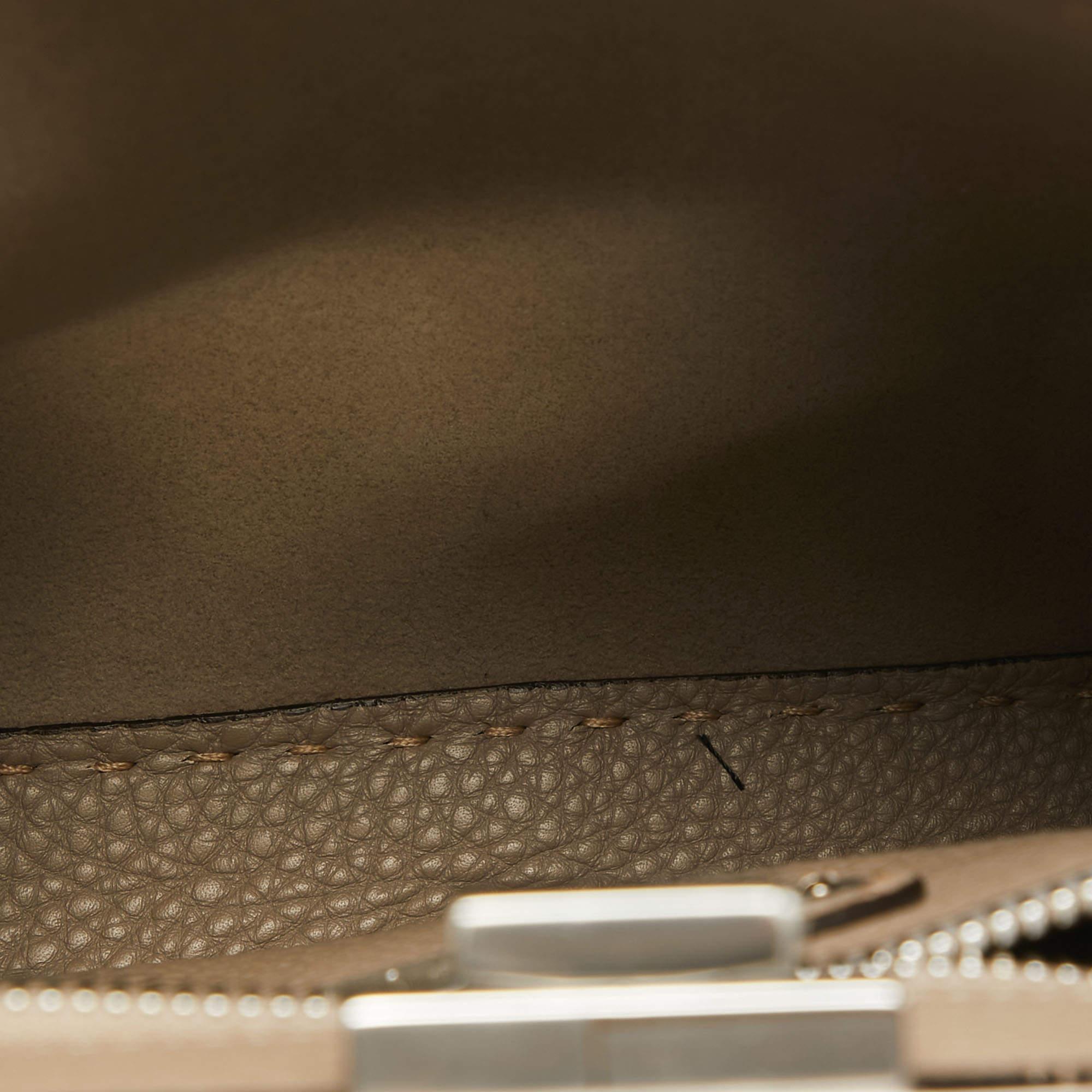 Fendi Selleria Medium Iconic Peekaboo Top Handle Bag aus Leder in Taupe Medium im Angebot 4