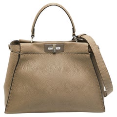 Fendi Selleria Medium Iconic Peekaboo Top Handle Bag aus Leder in Taupe Medium