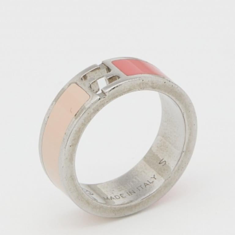 This versatile and elegant The Fendista ring by Fendi is made with silver-tone metal and is coated with two-tone enamel. It features the Fendi logo cutout at the centre. Simple and distinctive, this ring deserves to be yours