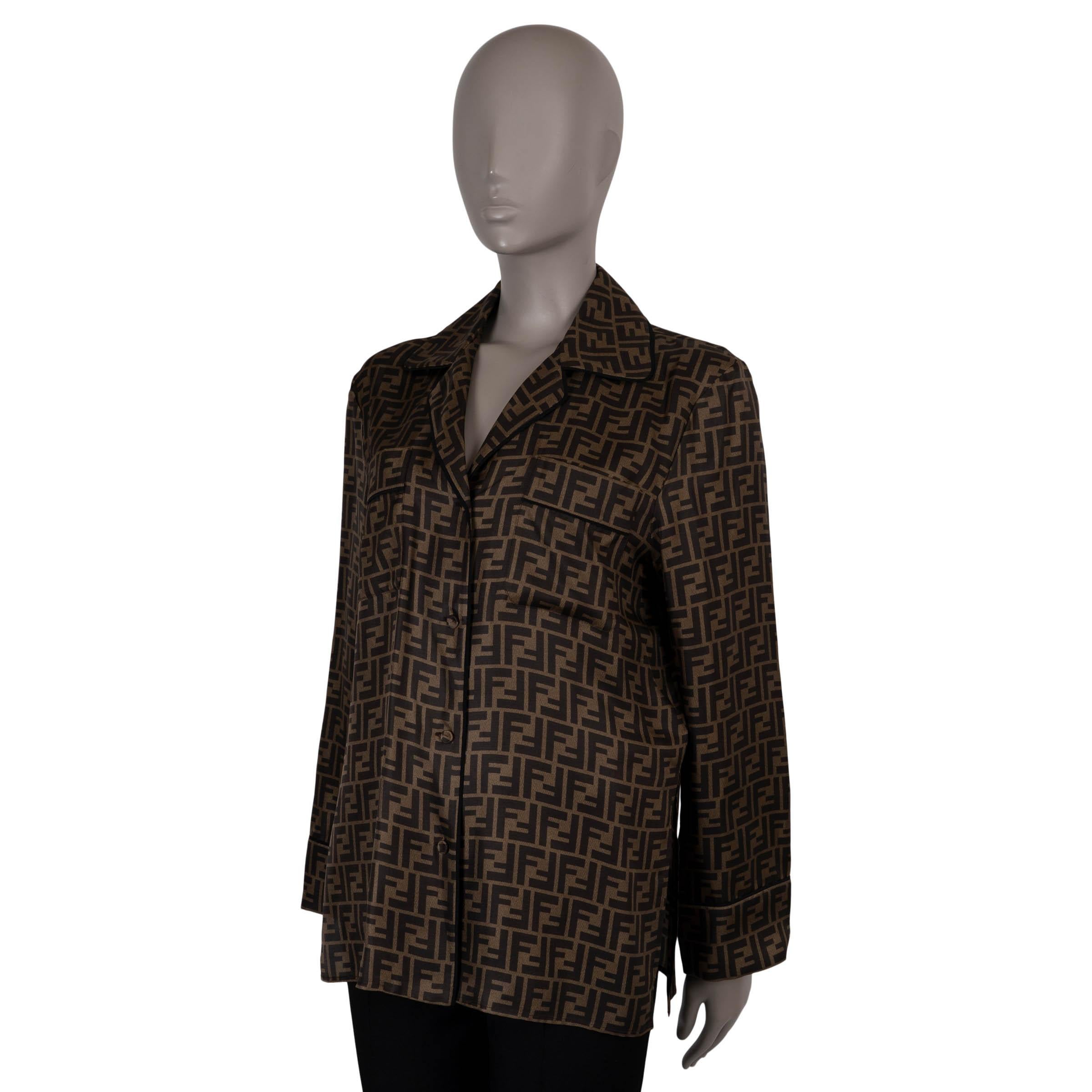Questa camicia Fendi, autentica al 100%, è realizzata in twill di seta Zucca marrone Fango e Tabacco (100%). Presenta una silhouette oversize con un drappeggio rilassato, disegnata con colletto a campana, maniche lunghe e polsini ripiegati per una