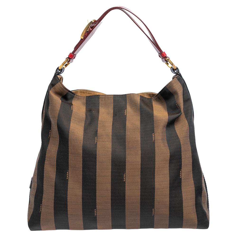 This Fendi hobo is a fine choice if you're looking for an everyday bag. Crafted using signature pequin striped canvas, the bag is held by a single leather handle and detailed with gold-tone hardware. Its spacious interior is lined with suede and