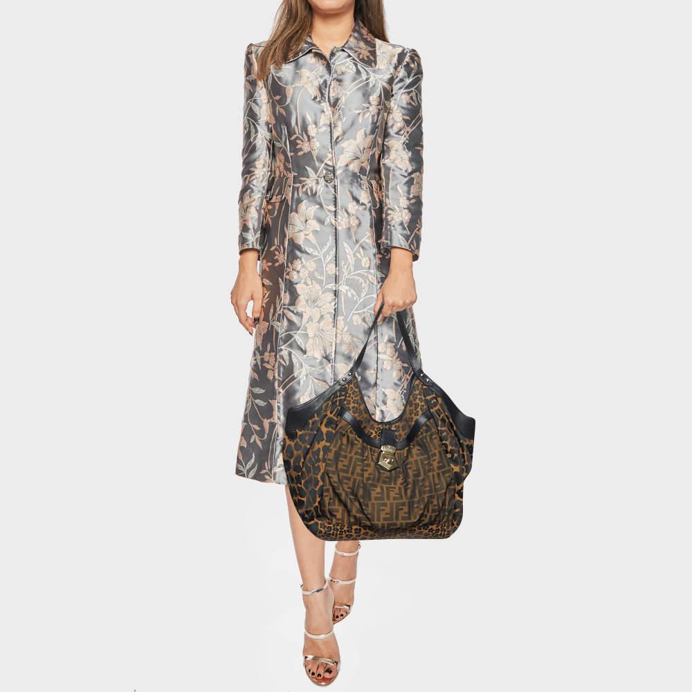 This alluring tote bag for women has been designed to assist you on any day. Convenient to carry and fashionably designed, the tote is cut with skill and sewn into a great shape. It is well-equipped to be a reliable accessory. 