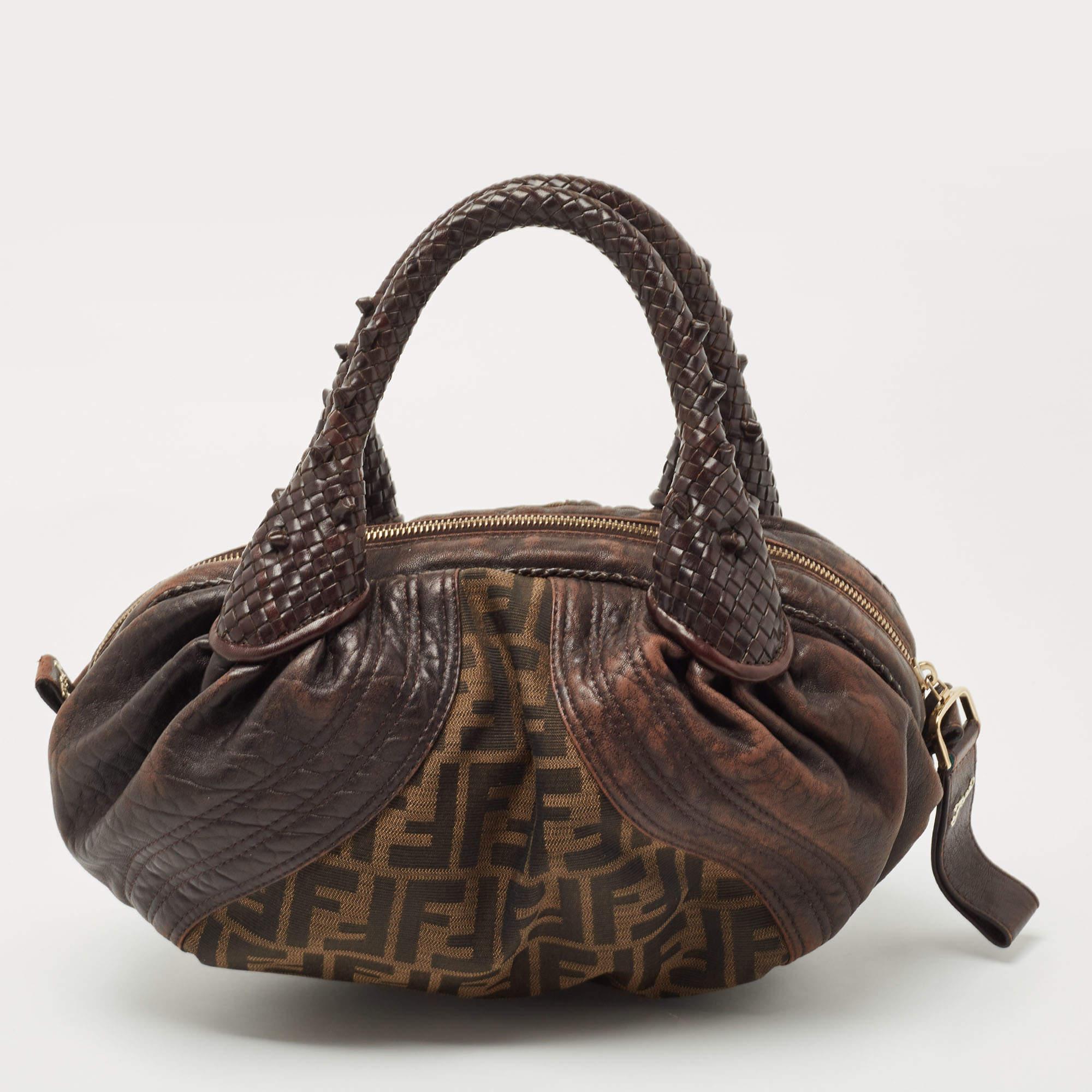 Displaying exquisite craftsmanship, this fabulous bag will certainly live up to your expectations. Featuring a chic design, it is made from luxe materials and has an interior for carrying your little essentials.

Includes: Original Dustbag

