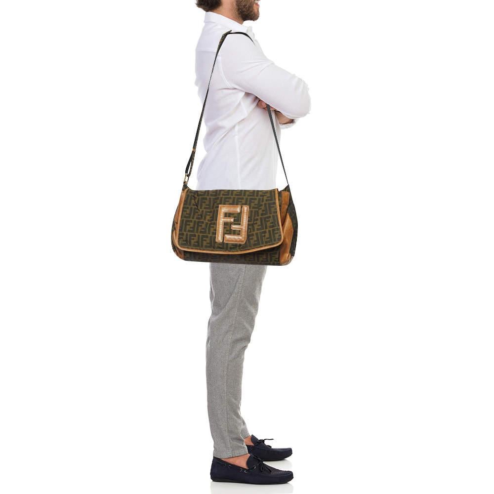 The spacious shape and the use of Zucca canvas for the exterior bring out the appeal of this Fendi messenger bag for men. It features a long shoulder strap and a fabric lined interior.