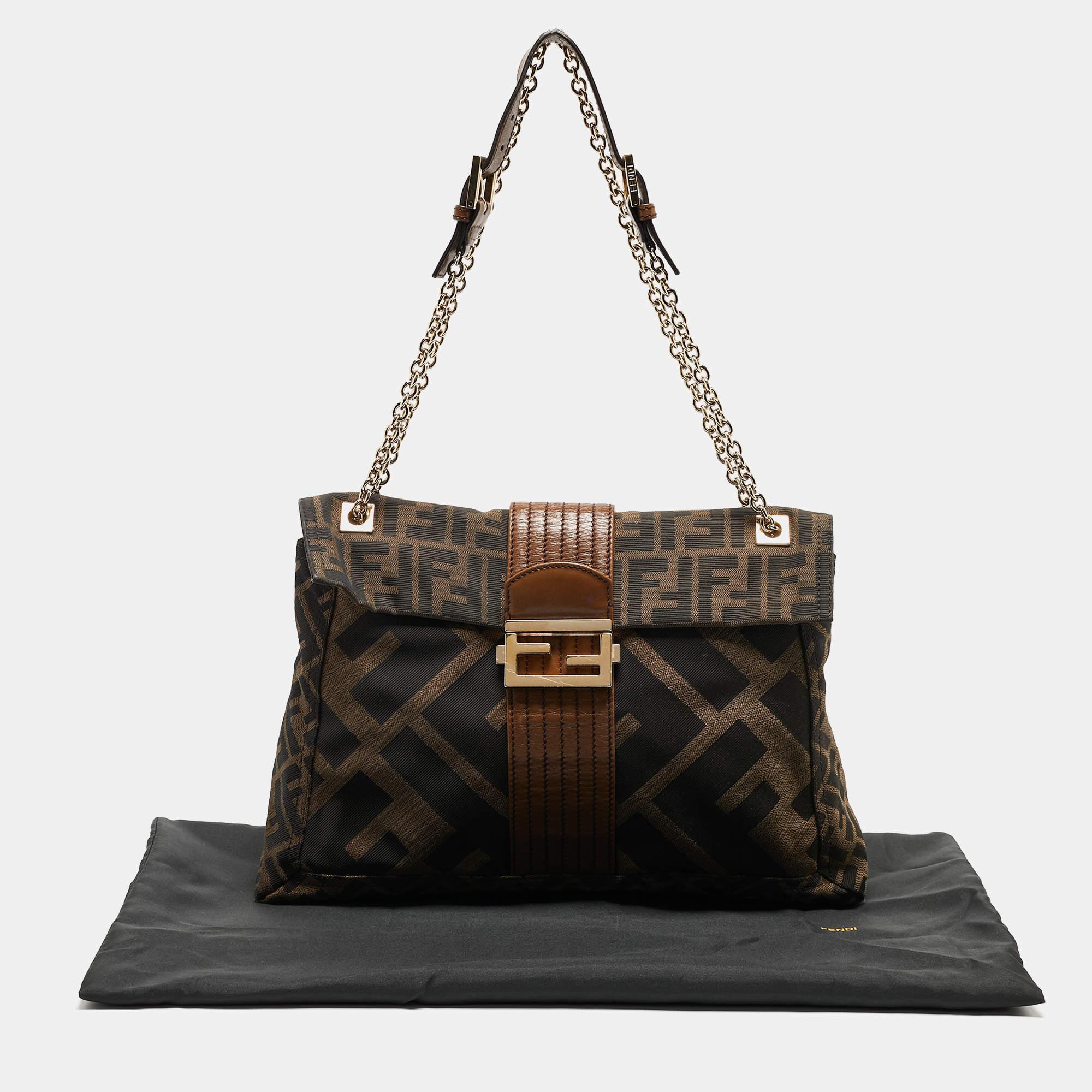 Fendi Tobacco Zucca Canvas and Leather Maxi Baguette Flap Shoulder Bag Bag Bag (Sac à bandoulière à rabat) en vente 10
