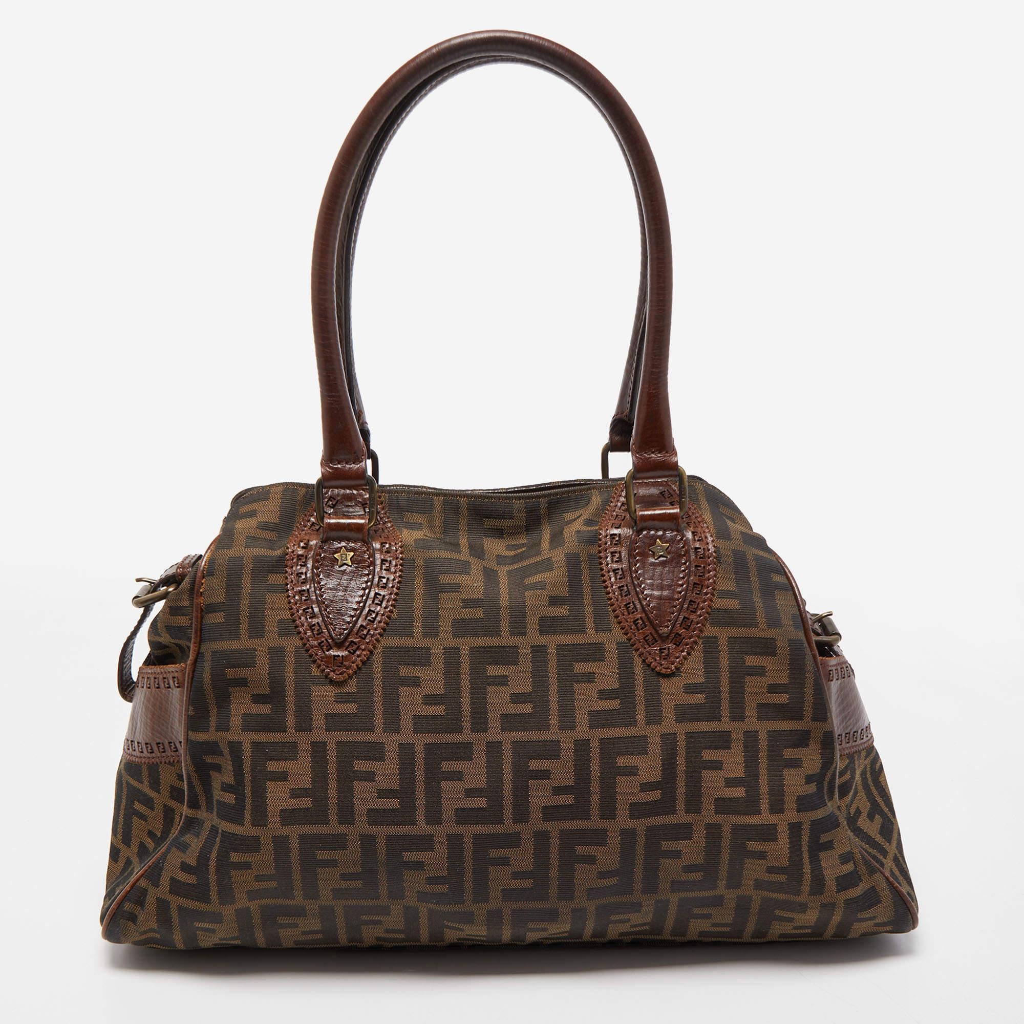 Adorned with brass-tone accents, this Fendi Chef De Jour bag will list as one of your favorites. Made from tobacco Zucca canvas, it features dual handles at the top, and a spacious fabric-lined interior. The brand signature at the front offers it a