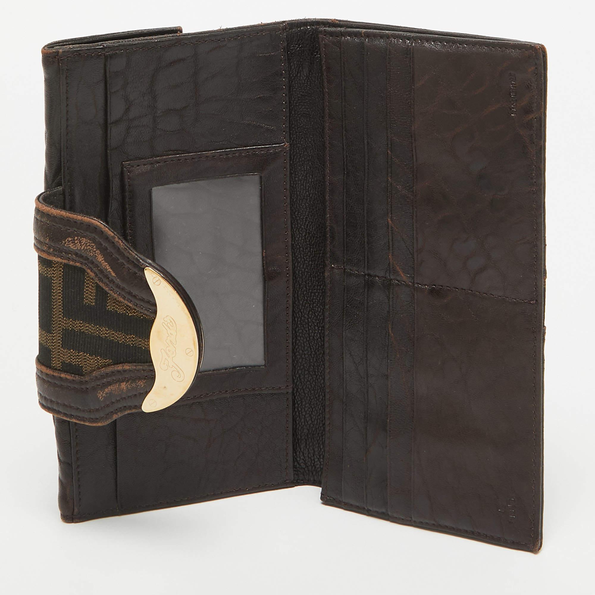 This continental wallet from the House of Fendi in addition to offering functional ease aims to be a luxurious accessory you can use every day. It is designed using Zucca canvas leather and gold toned hardware. The interior is meant to neatly store