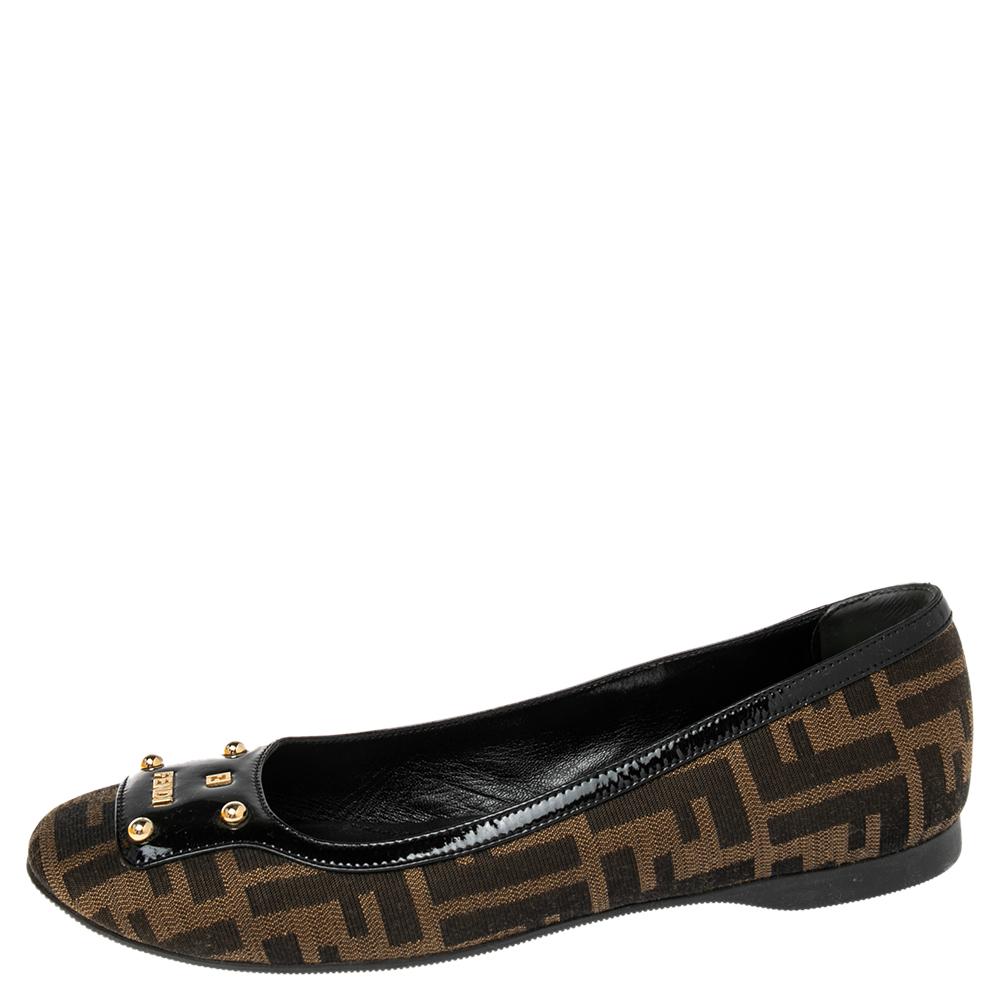 These chic ballet flats by Fendi are a must-have. They have been crafted from Zucca canvas with patent leather trims and feature a brown hue. They have been designed to deliver effortless style and glamour. They come with logo details on the vamps