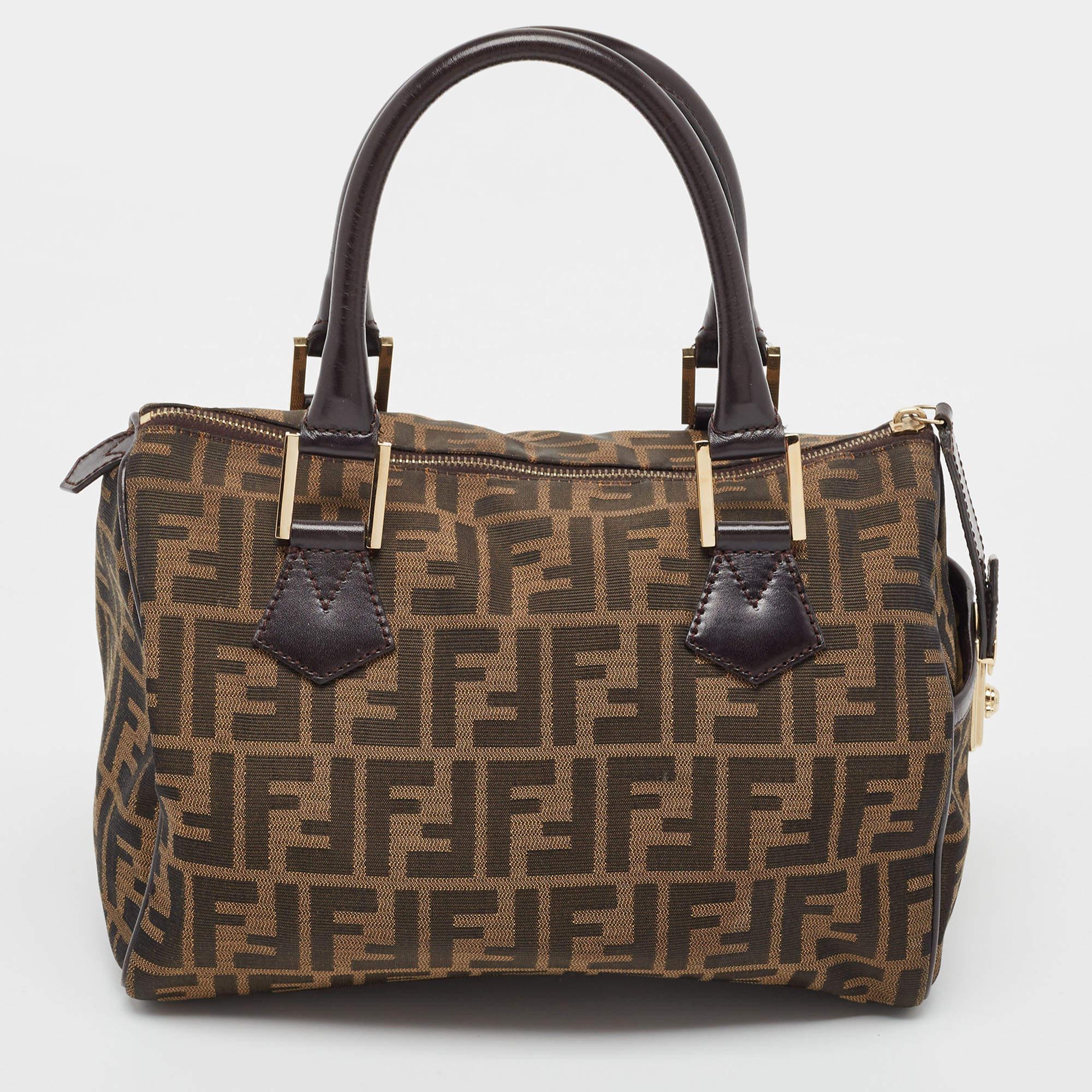 Designer bags are ideal companions for ample occasions! Here we have a fashion-meets-functionality piece crafted with precision. It has been equipped with a well-sized interior that can easily fit all your essentials.

