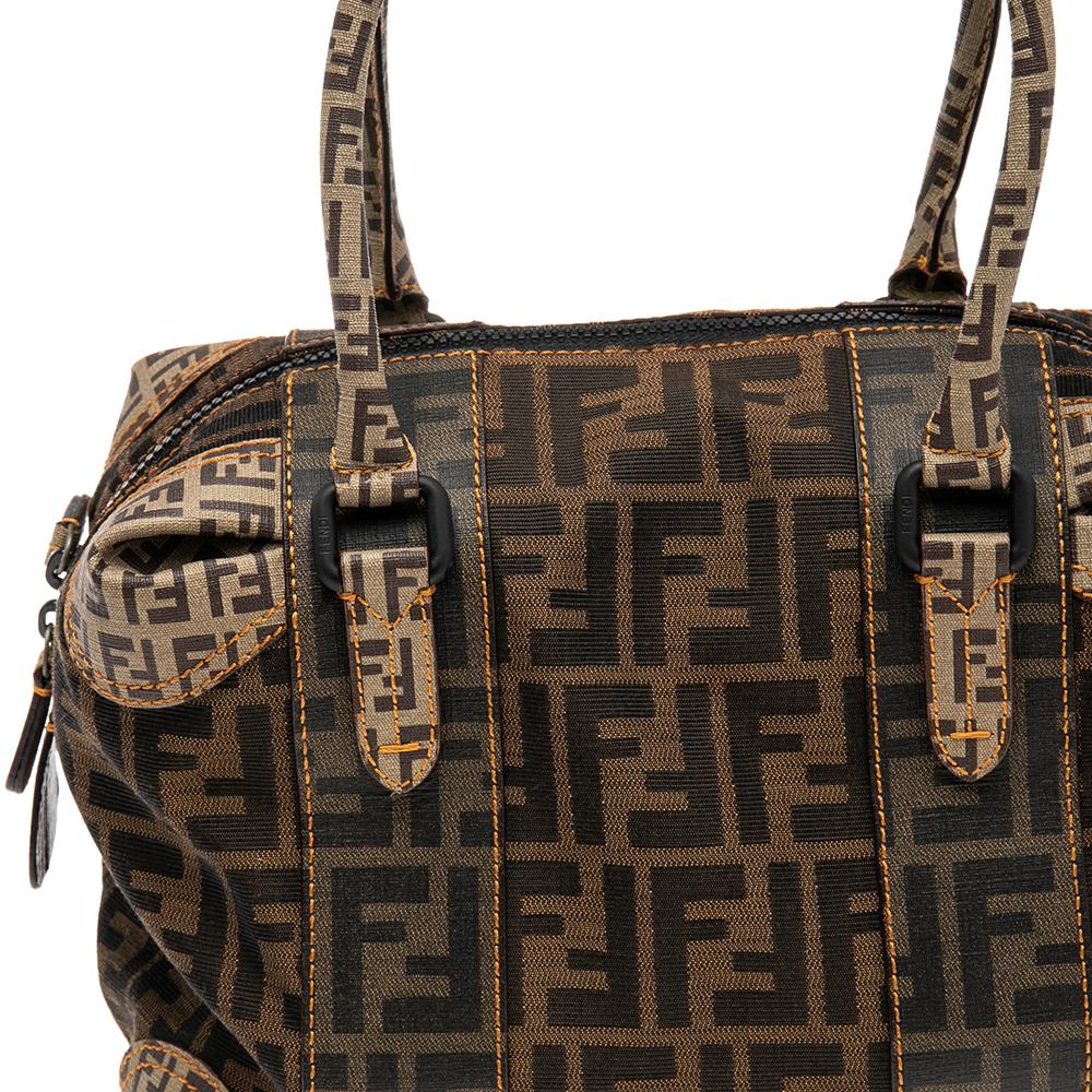 This chic and unique Fendi B Mix Boston bag makes for a style statement. Crafted in coated canvas, this detailed bag comes with leather accents, Fendi Zucca print all over, top handles, and zipper pulls. The zip-enclosed interior is fabric lined and