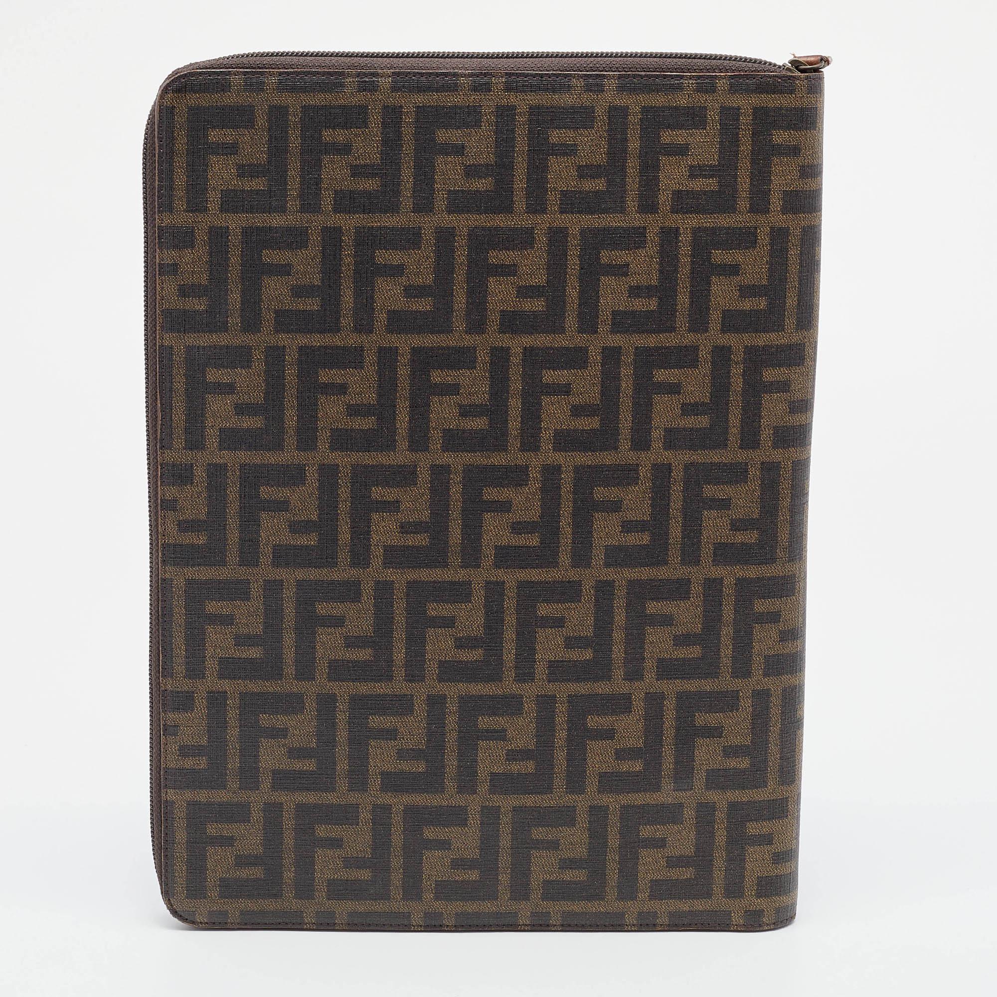 Keep your documents systematically with this Fendi document holder. Created from the signature Zucca coated canvas, it flaunts a zipper closure, gold-tone hardware, and a canvas-lined interior.