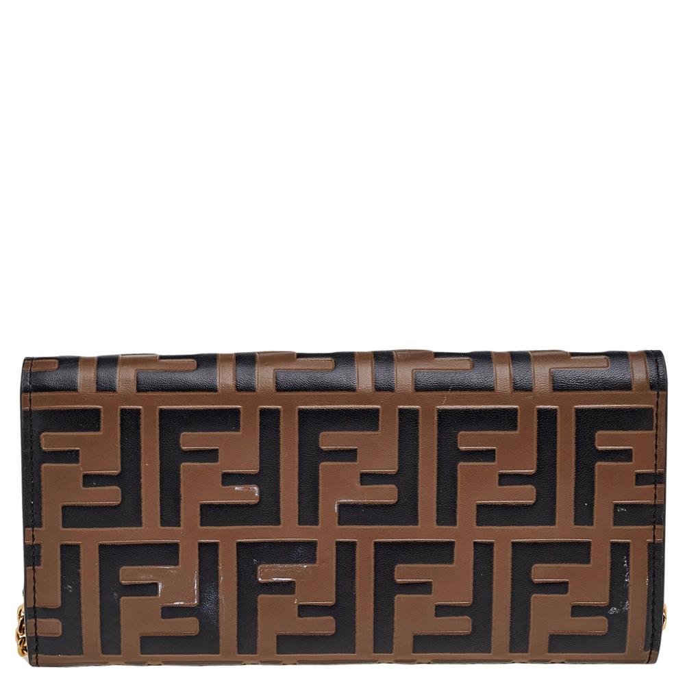 Fendi brings you yet another gorgeous accessory with this WOC. It has been crafted from Zucca-embossed leather and has a logo-detailed flap that reveals a well-sized interior with multiple card slots and a zip pocket. The lovely creation is complete