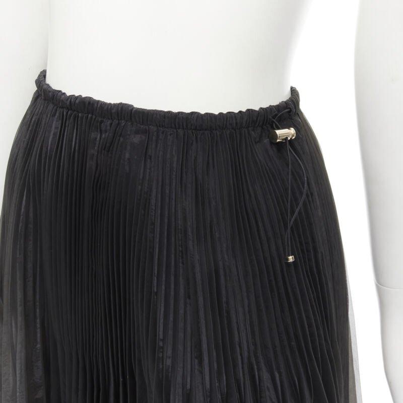 FENDI falda midi acampanada plisada con cordón en la cintura IT36 XS
Referencia: KNLM/A00200
Marca: Fendi
Material: Poliéster, Poliamida
Color: Negro
Patrón: Sólido
Detalles adicionales: Cierre dorado en el lateral de la cintura. Totalmente