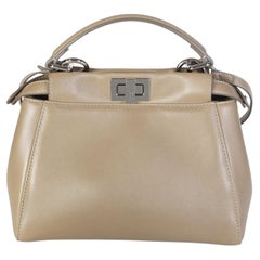 Sac à main emblématique Mini Peekaboo de Fendi en cuir Nappa Tortora