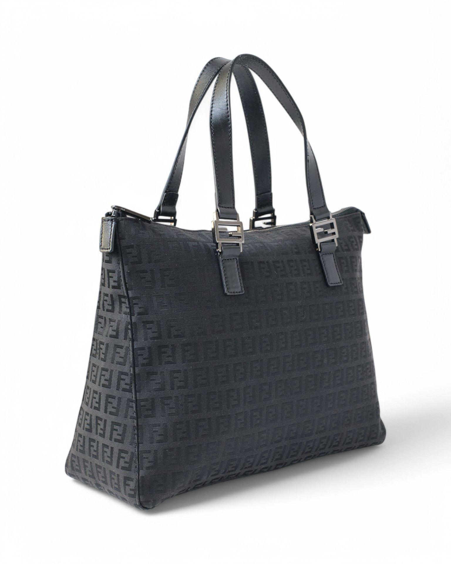 Tasche  signiert Fendi, Tote Modell in der kleinen Größe, aus schwarzem Nylon mit dem klassischen FF Logomania Muster und Lederdetails, angereichert mit silberner Hardware. Das Innere ist mit einem Reißverschluss versehen, mit Ton-in-Ton-Canvas