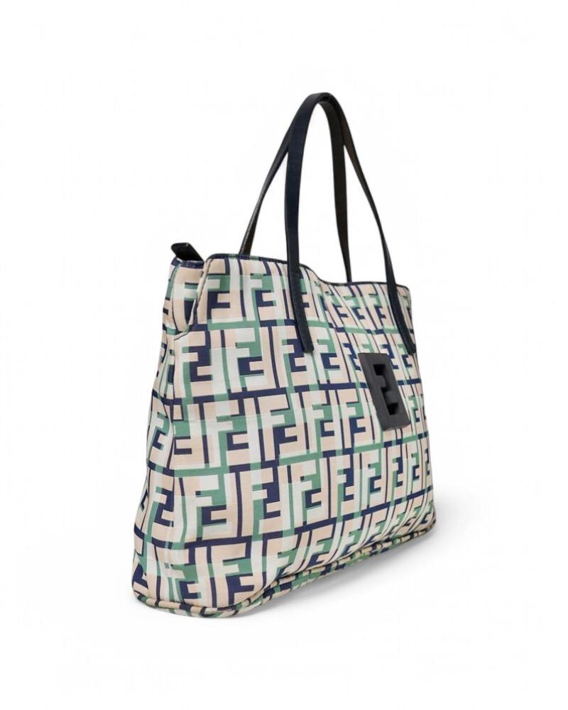 Sac fourre-tout signé Fendi en taille Small, réalisé en toile de citrouille multicolore avec des garnitures en cuir bleu et des ferrures argentées. Il est doté d'une double fermeture, l'une à glissière et l'autre à bouton aimanté. L'intérieur est