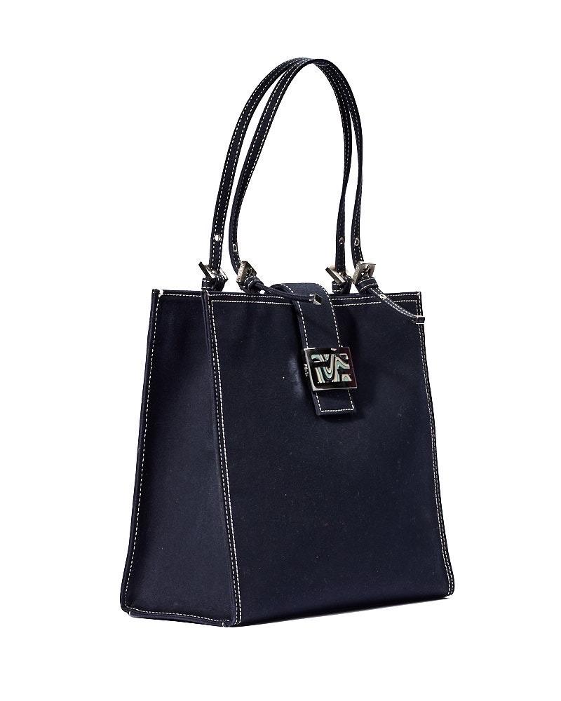 Borsa firmata Fendi, modello Tote Square nella misura MM, realizzata in denim blu con hardware argento. Dotata di una chiusura con classico logo del brand “FF” in metallo e chiusura a bottone calamitato, internamente rivestita in tela tricolor con