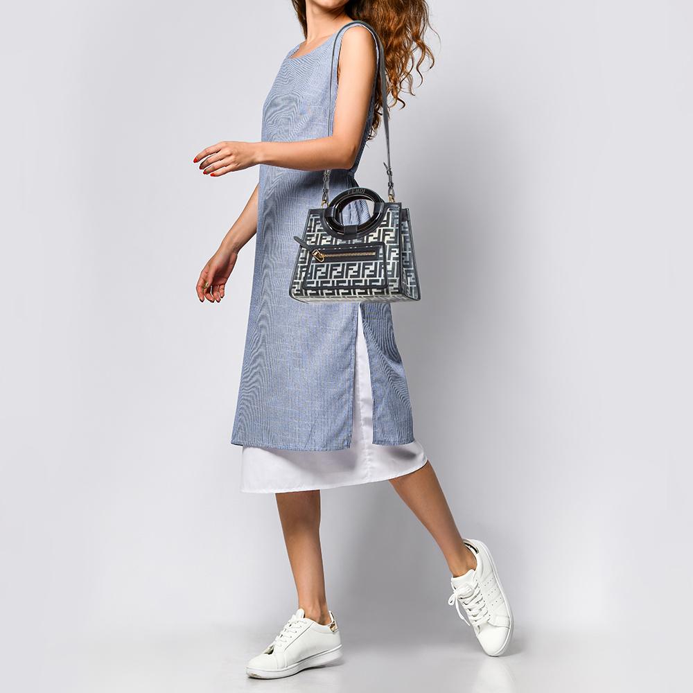 Questa shopper Runaway di Fendi ha un alto livello di stile e ti farà ricevere un'infinità di complimenti! Realizzata in PVC e pelle Zucca, presenta un doppio manico rotondo, una tracolla staccabile, finiture dorate e il logo FF sul davanti. Si apre