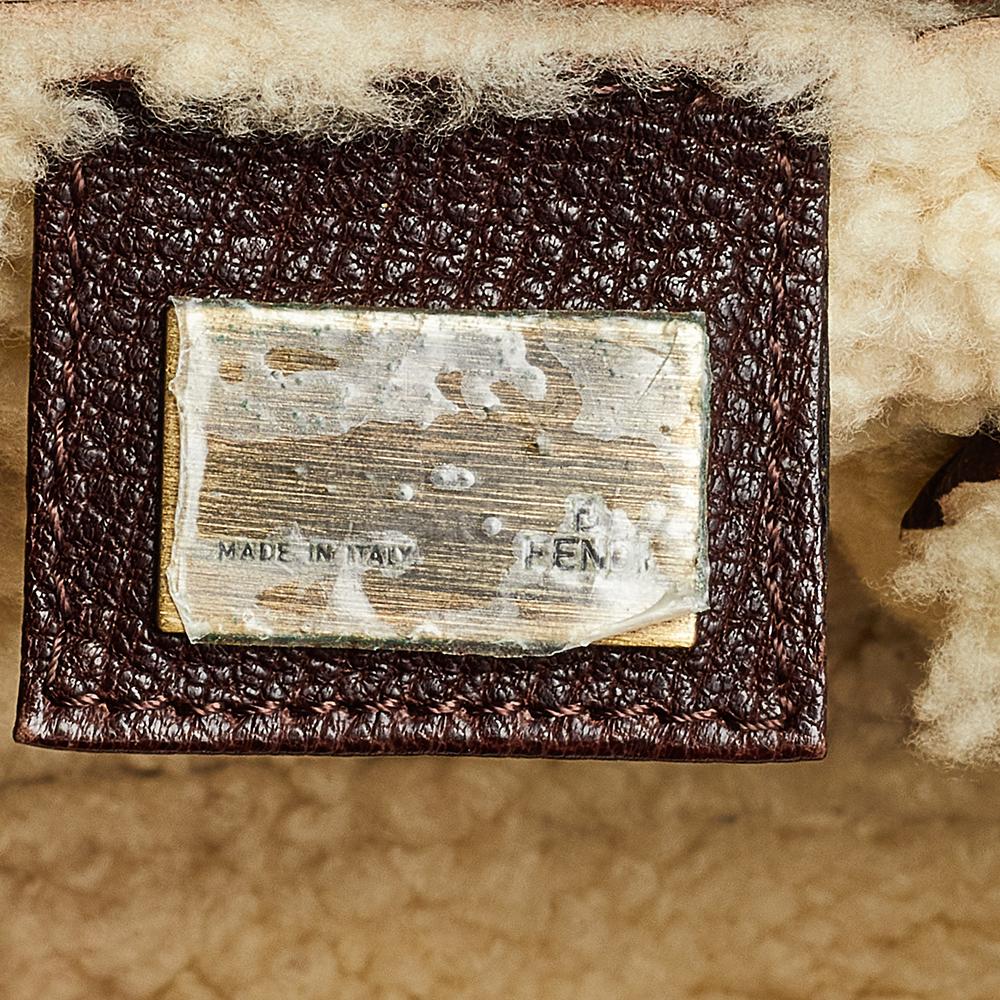 Fendi Dreifarbige Umhängetasche aus Leder und Shearling-Seil 1