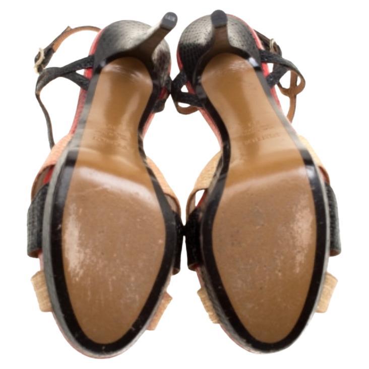 Enfilez cette paire de sandales à plateforme signée Fendi et séduisez votre public où que vous alliez. Ils sont dotés d'un extérieur avec des lanières en raphia et en peau de serpent et d'un intérieur doublé de cuir. Des talons aiguilles et des