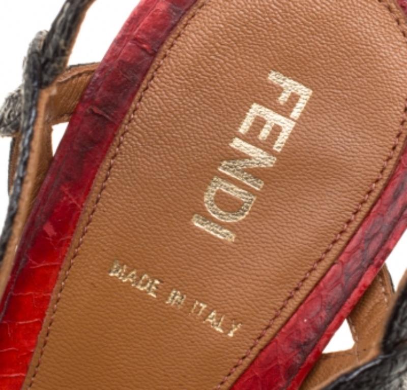 Sandales compensées Fendi tricolores en raphia et peau de serpent à brides, taille 39 Pour femmes en vente