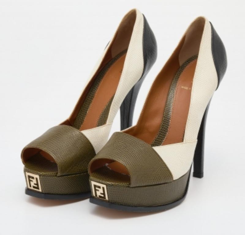 Diese Pumps von Fendi sind aus exotischem Leder in drei Farbnuancen gefertigt und verleihen Ihrem Tageslook ein raffiniertes Finish. Die Fendista-Pumps haben eine Peep-Toe-Zehe, ein Plateau mit Logodetails auf der Vorderseite und einen 15 cm hohen