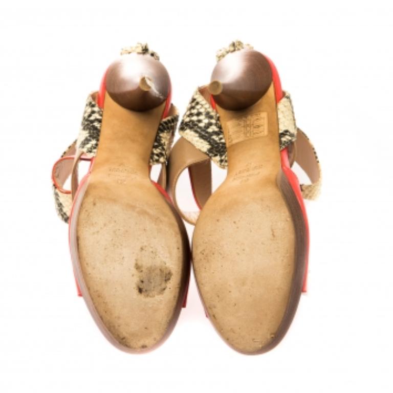 Stolzieren Sie stilvoll und blenden Sie die Massen mit diesen fabelhaften Sandalen von Fendi. Diese Schönheiten sind aus Leder und Pythonleder gefertigt; sie verfügen über eine offene Zehensilhouette und mehrere Riemen entlang des Blattes. Sie sind