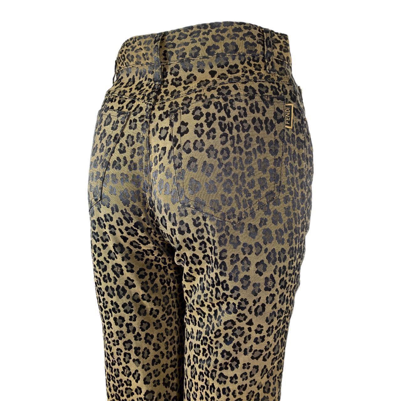 Fendi-Hose 

Leoparden-Jeans mit hoher Taille

Klassisches Zucca Leopardenmuster

ZUSTAND: Dieser Artikel ist ein altes/vorgetragenes Stück, so dass einige Anzeichen von natürlichem Verschleiß und Alter zu erwarten sind. Jedoch guter